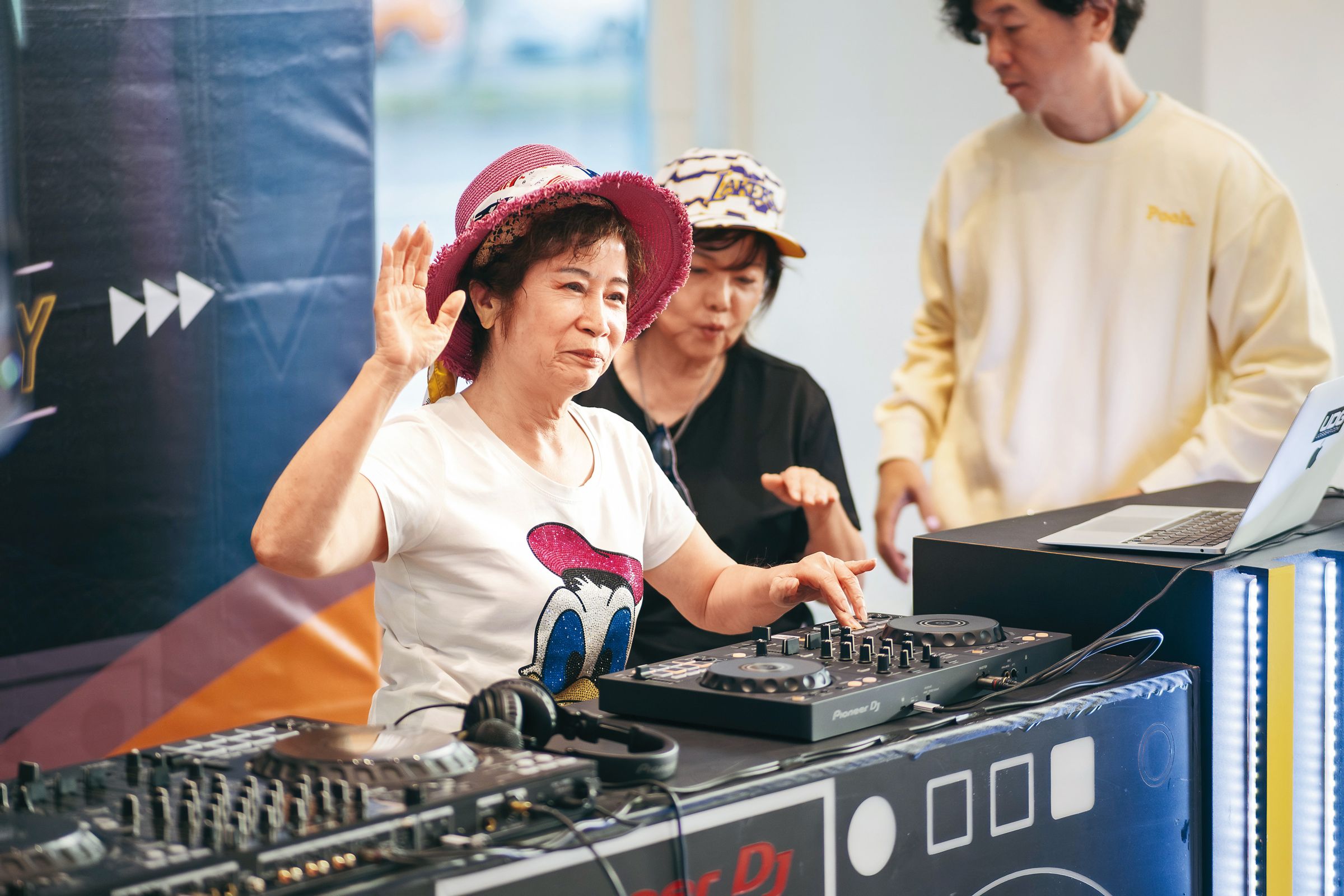 「北流銀髮樂音社」讓長輩化身DJ,體驗新潮的DJ音樂文化。