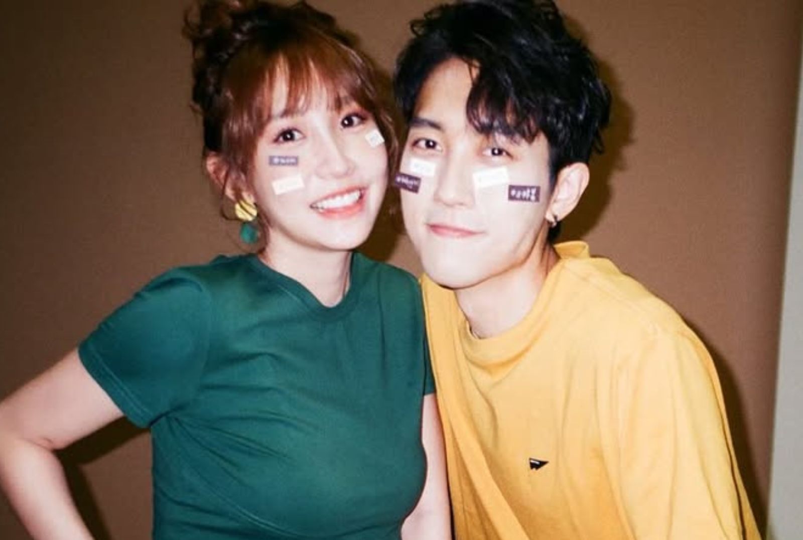 前啦啦隊女神粿粿(左)遭控出軌,家人不斷發文怒批范姜彥豐(右)。(翻攝IG@meigo.c)