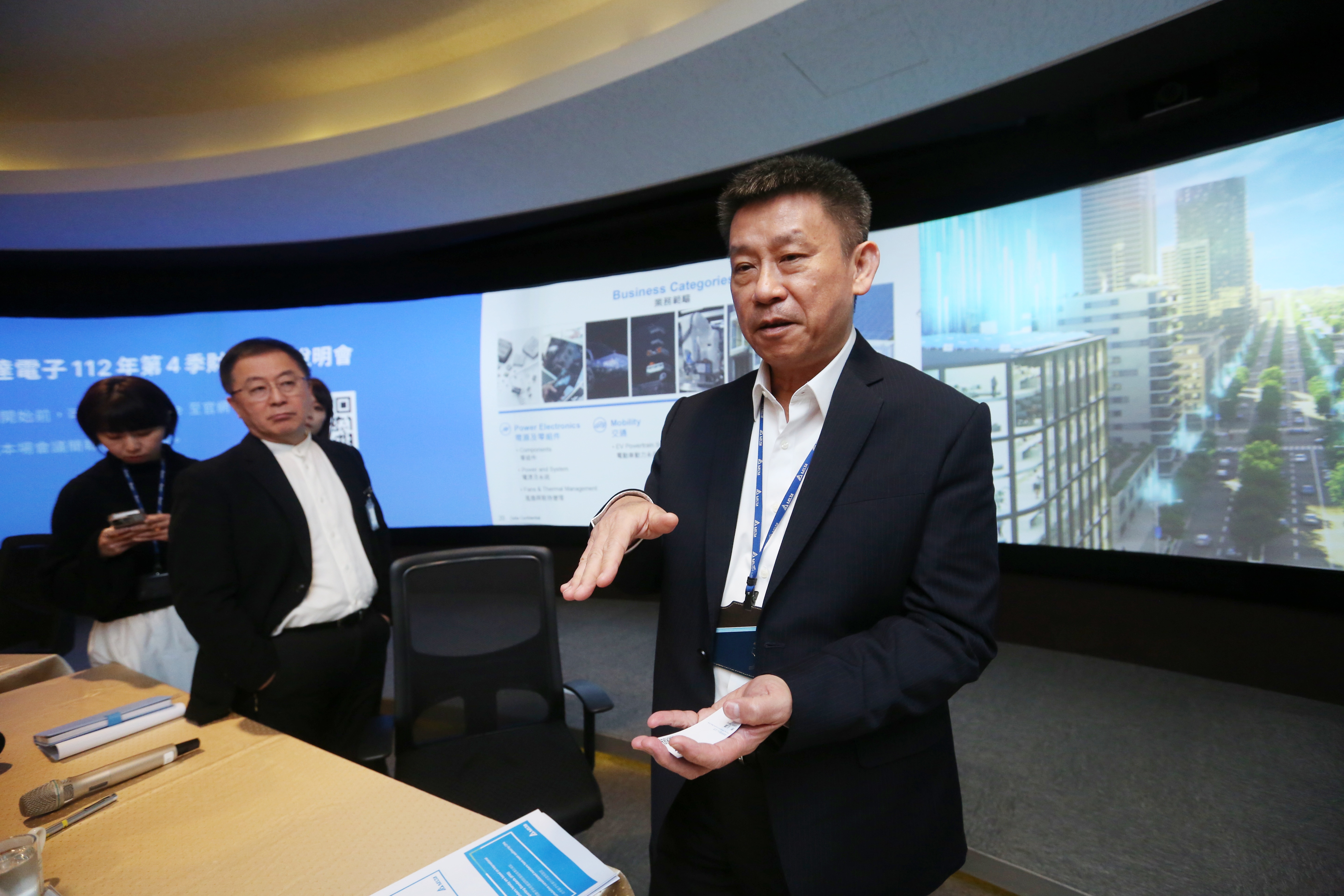 不畏電動車吹冷風續拚成長，鄭平預告台達電AI伺服器將翻半成長。