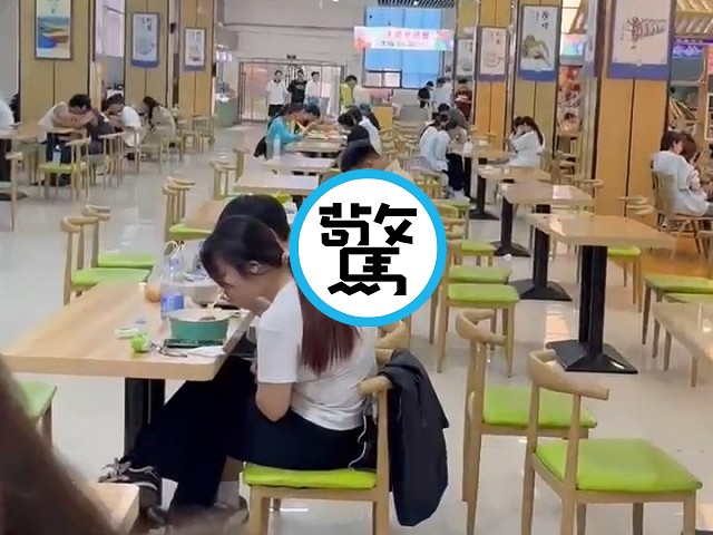 男友吃雞湯麵，中國女大生低頭「啃雞腿、吸雞汁」！旁邊女同學急開「吃播」。（翻自X平台）