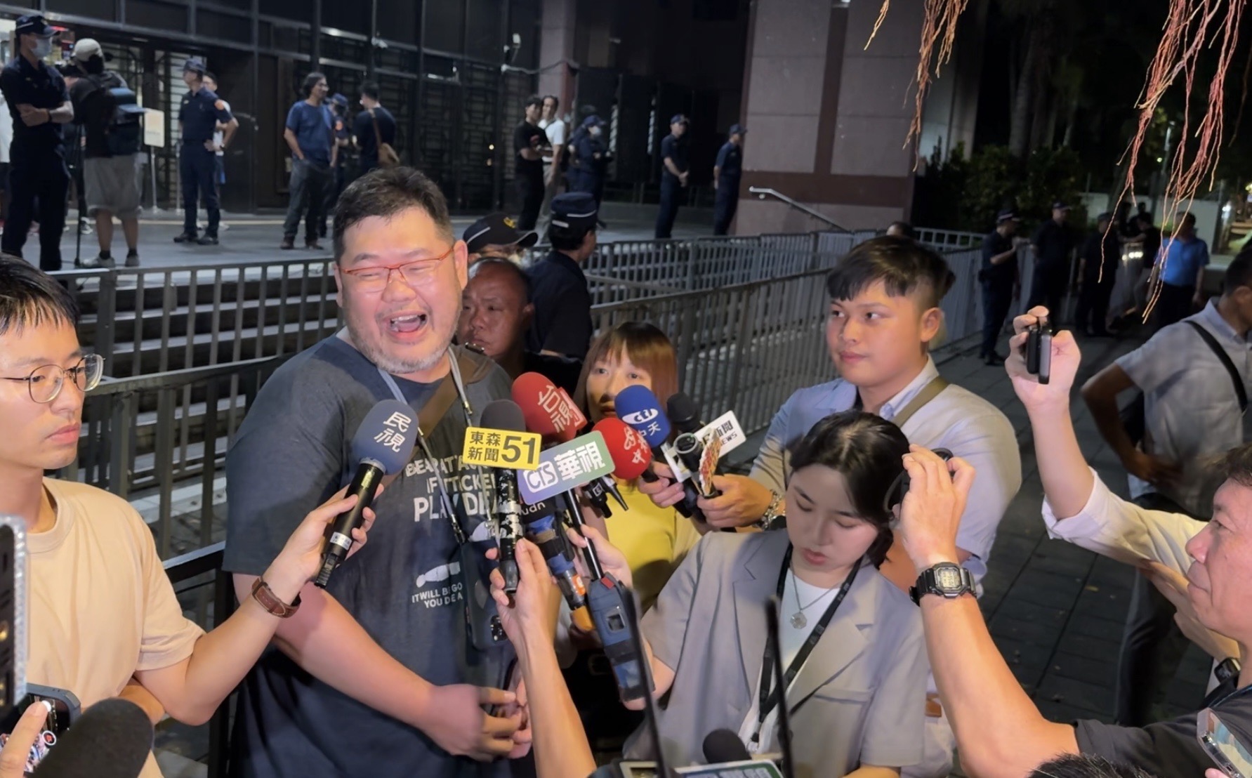 網紅四叉貓現身台北地檢署前，等候柯文哲移送至北檢複訊。