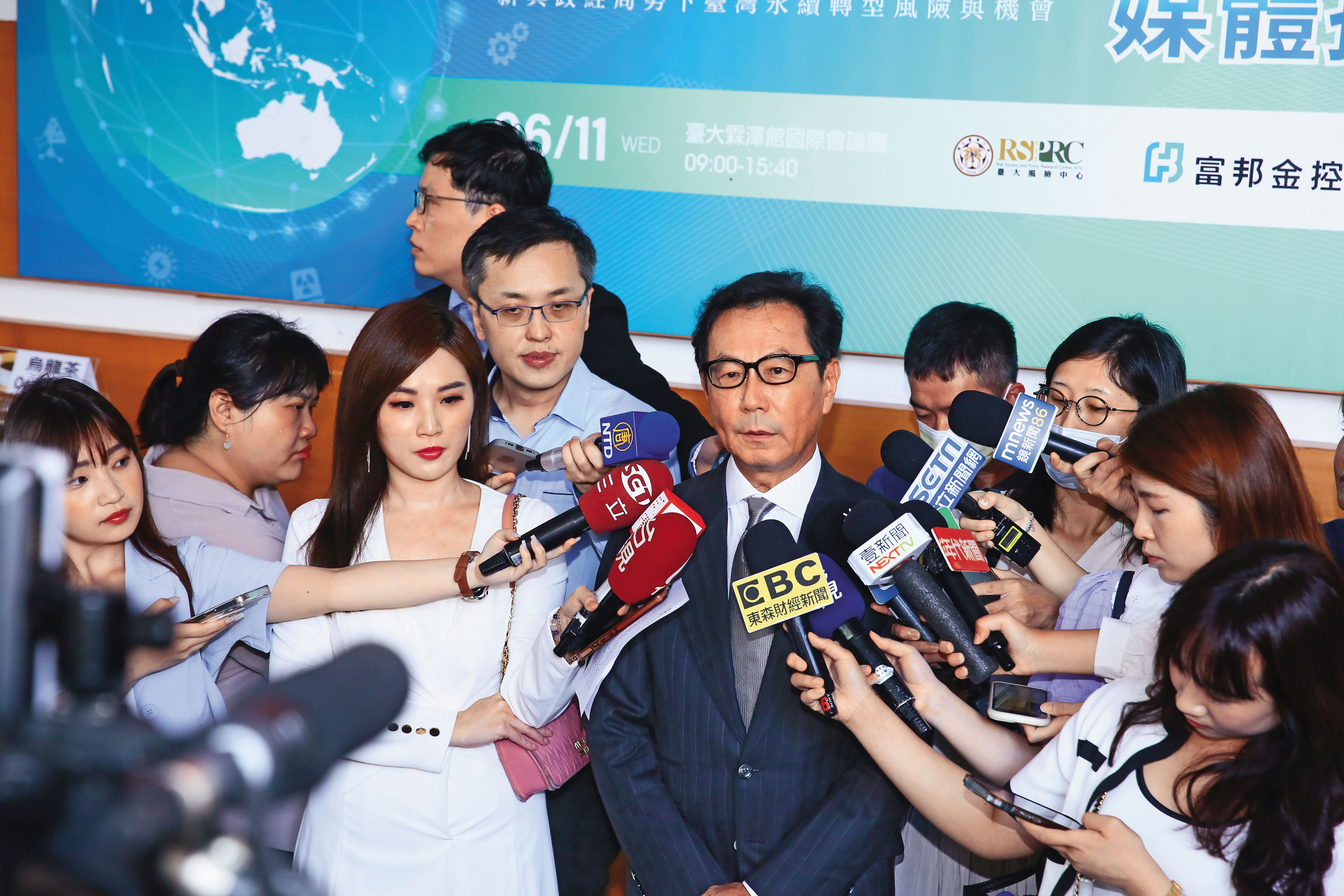 富邦集團大董蔡明忠磨刀霍霍籌組寬頻網路大聯盟，欲與中華電信比拚。