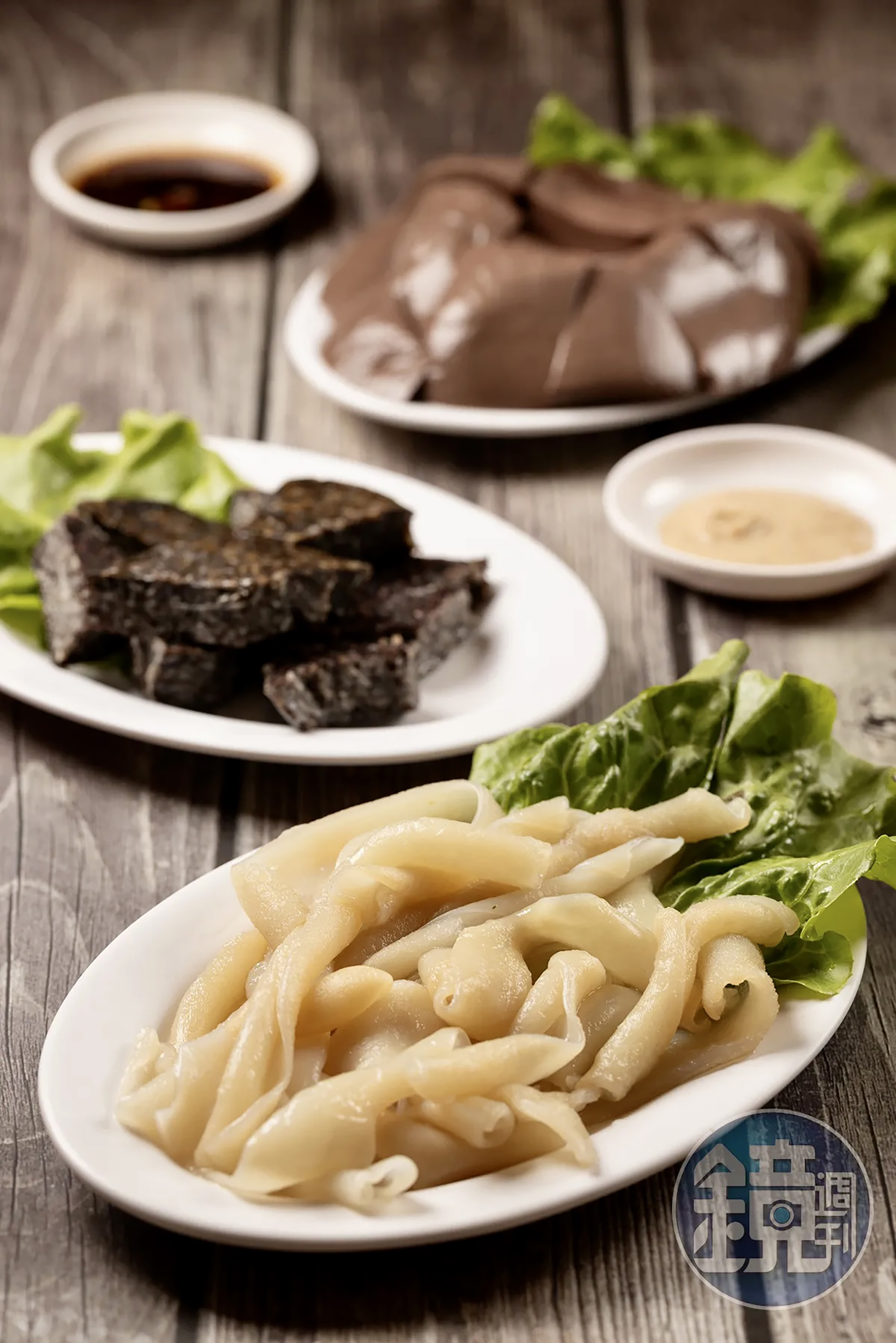 鴨腸（前，120元／份）、鴨血糕（中，50元／份）、鴨血（後，50元／份）也是受歡迎的火鍋配料。