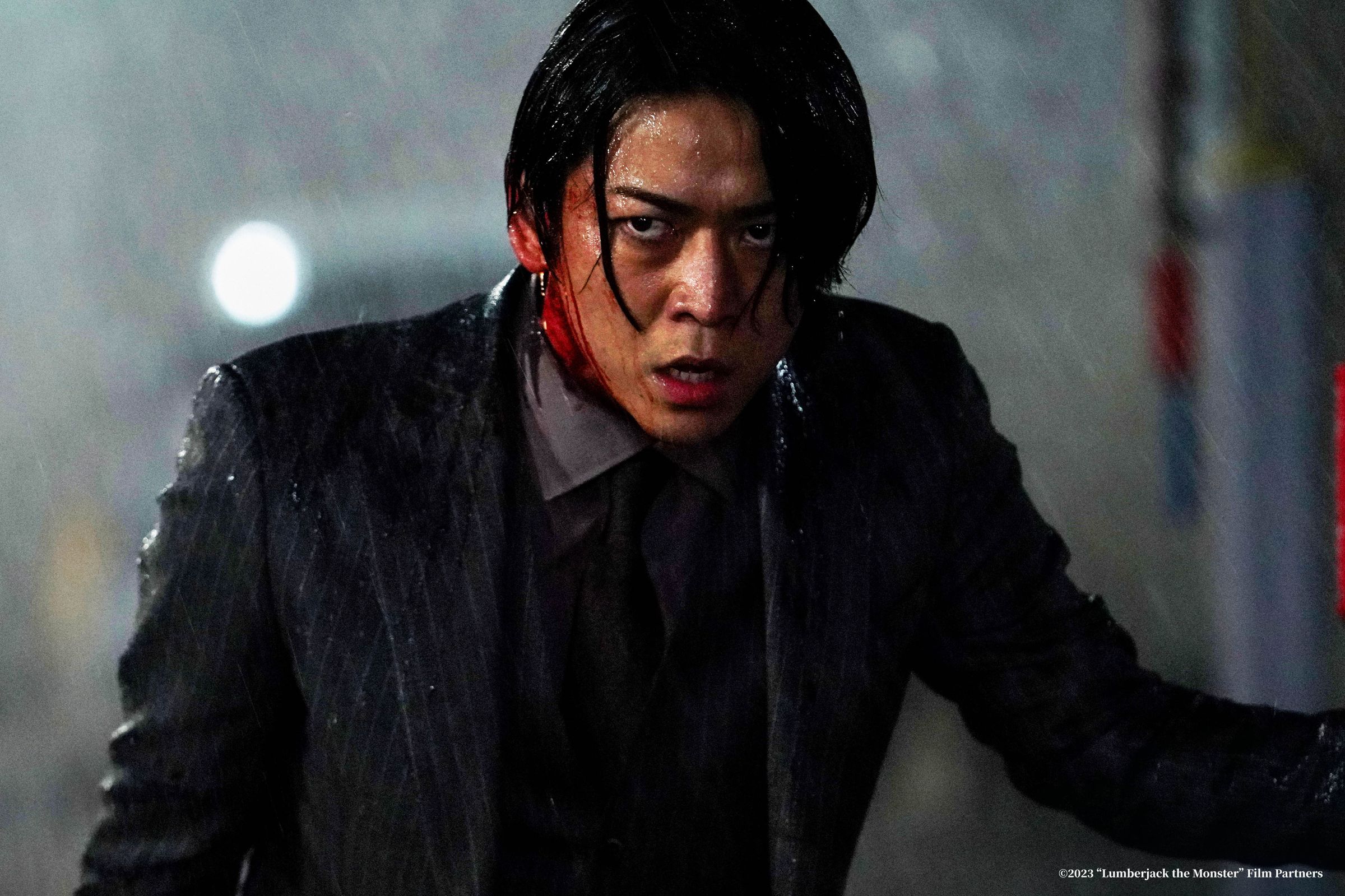 龜梨和也於《怪物樵夫》大戰面具殺人魔。（網銀國際影視提供）