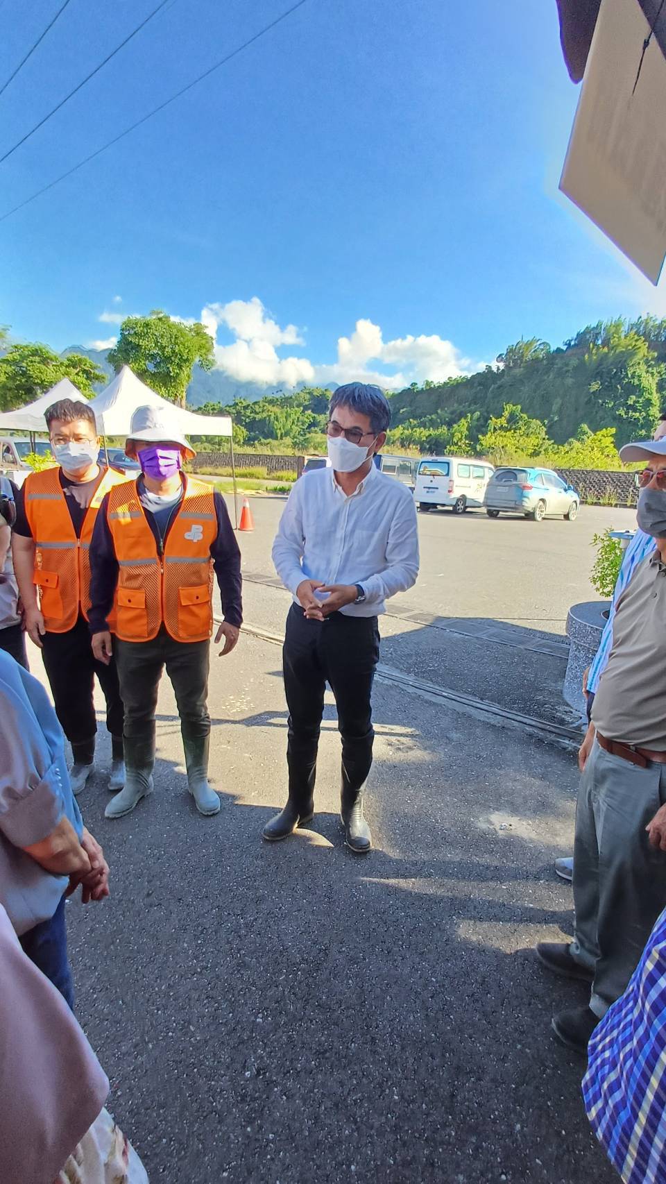 立委劉建國（中）關心災民重建。（立委劉建國辦公室提供）