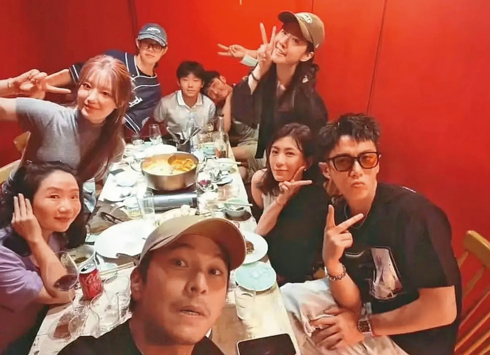 2024年夏天，舒華（左二）參加柯震東（右一）慶生趴，檯面上沒交集的兩人，戀情就此傳出。（翻攝自楊銘威IG）