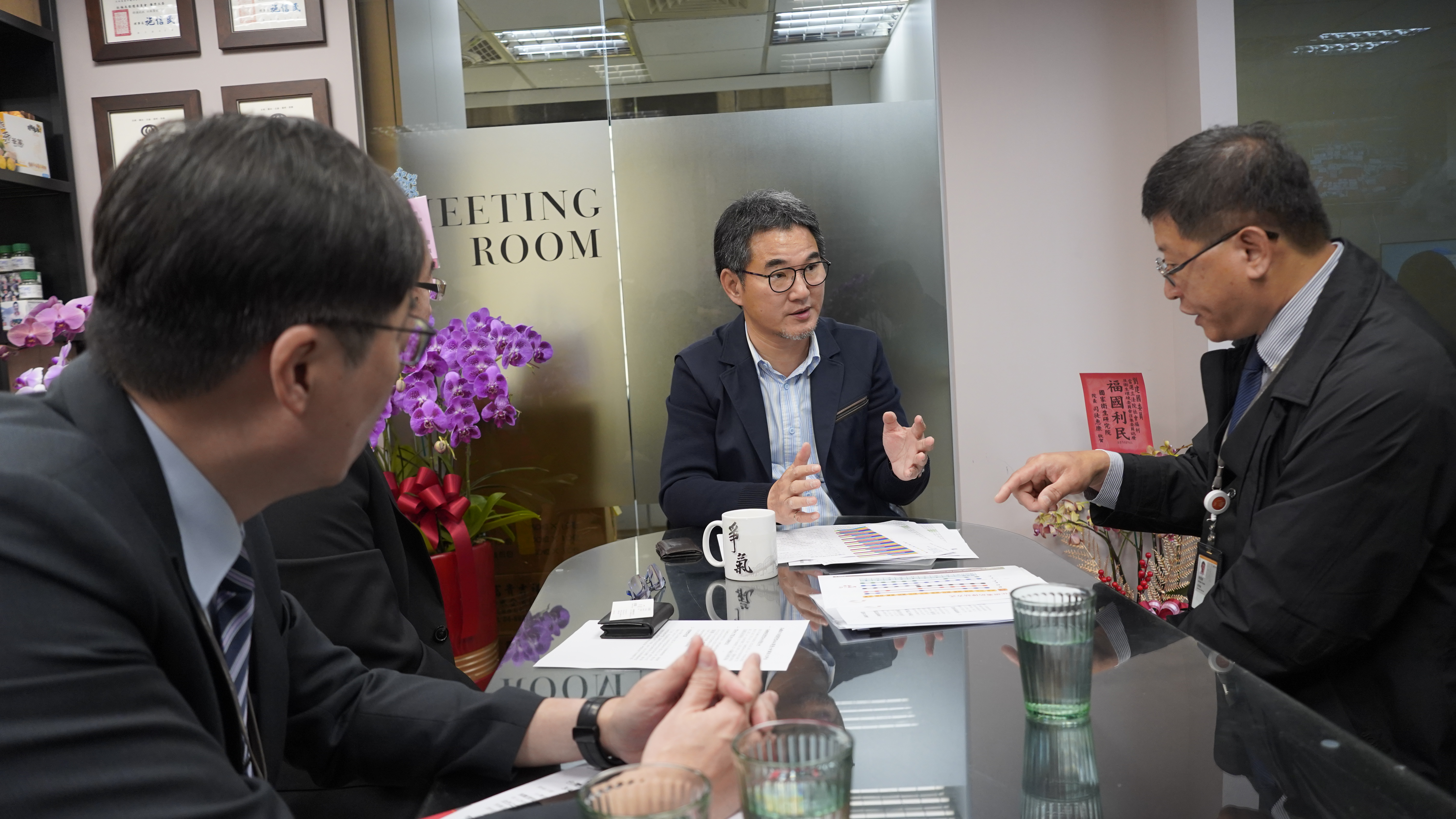 劉建國爭取雲林站增班，高鐵公司副總經理陳信雄允諾14日起將針對雲林站進行短期增班，每週新增17班次。（劉建國辦公室提供）