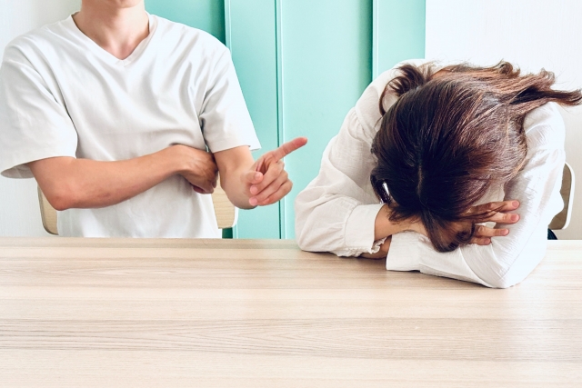 一名人妻常被公公偷窺,甚至被婆婆攻擊愛勾引公公。(示意圖,photoAC)