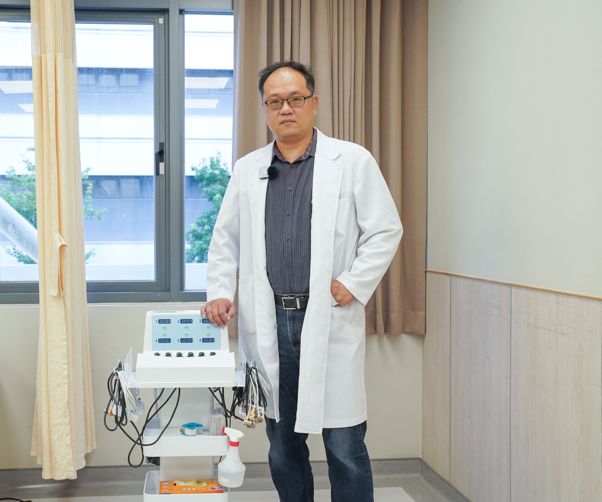神經內科主任陳貝強表示，失眠者除搭配藥物，也可執行經皮靜脈雷射改善睡眠。（中國醫藥大學新竹附設醫院提供）