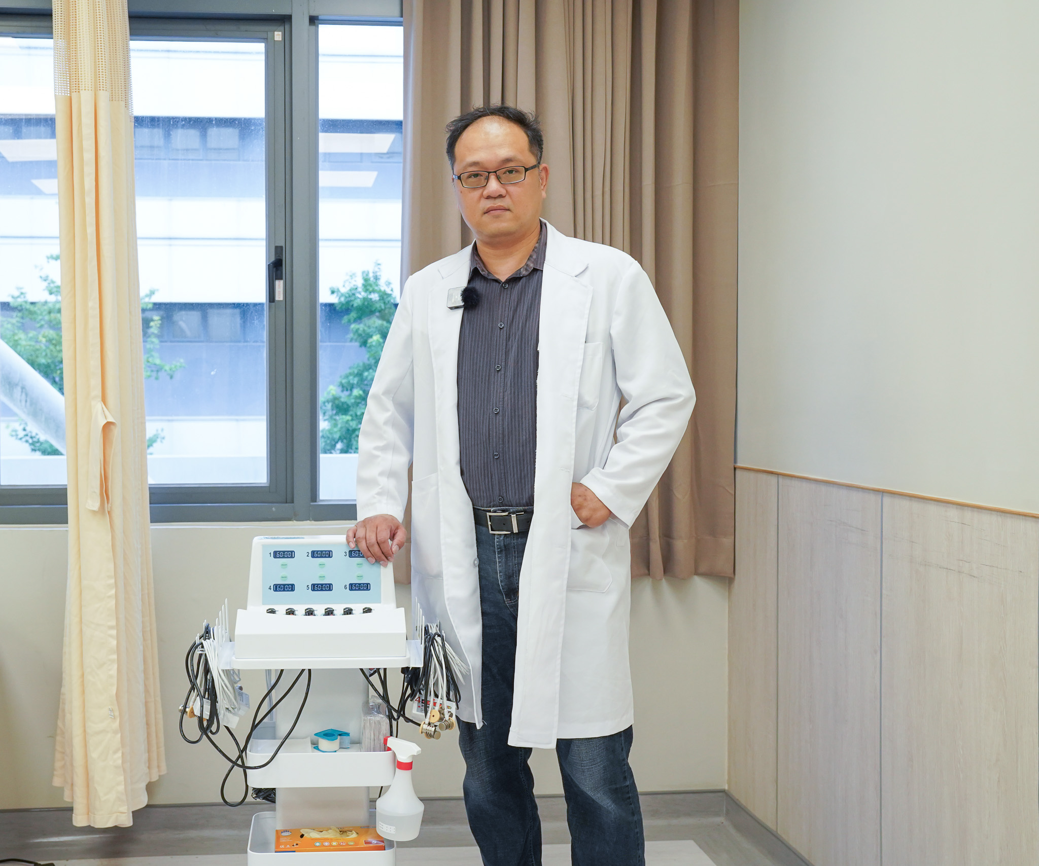 神經內科主任陳貝強表示，失眠者除搭配藥物，也可執行經皮靜脈雷射改善睡眠。（中國醫藥大學新竹附設醫院提供）