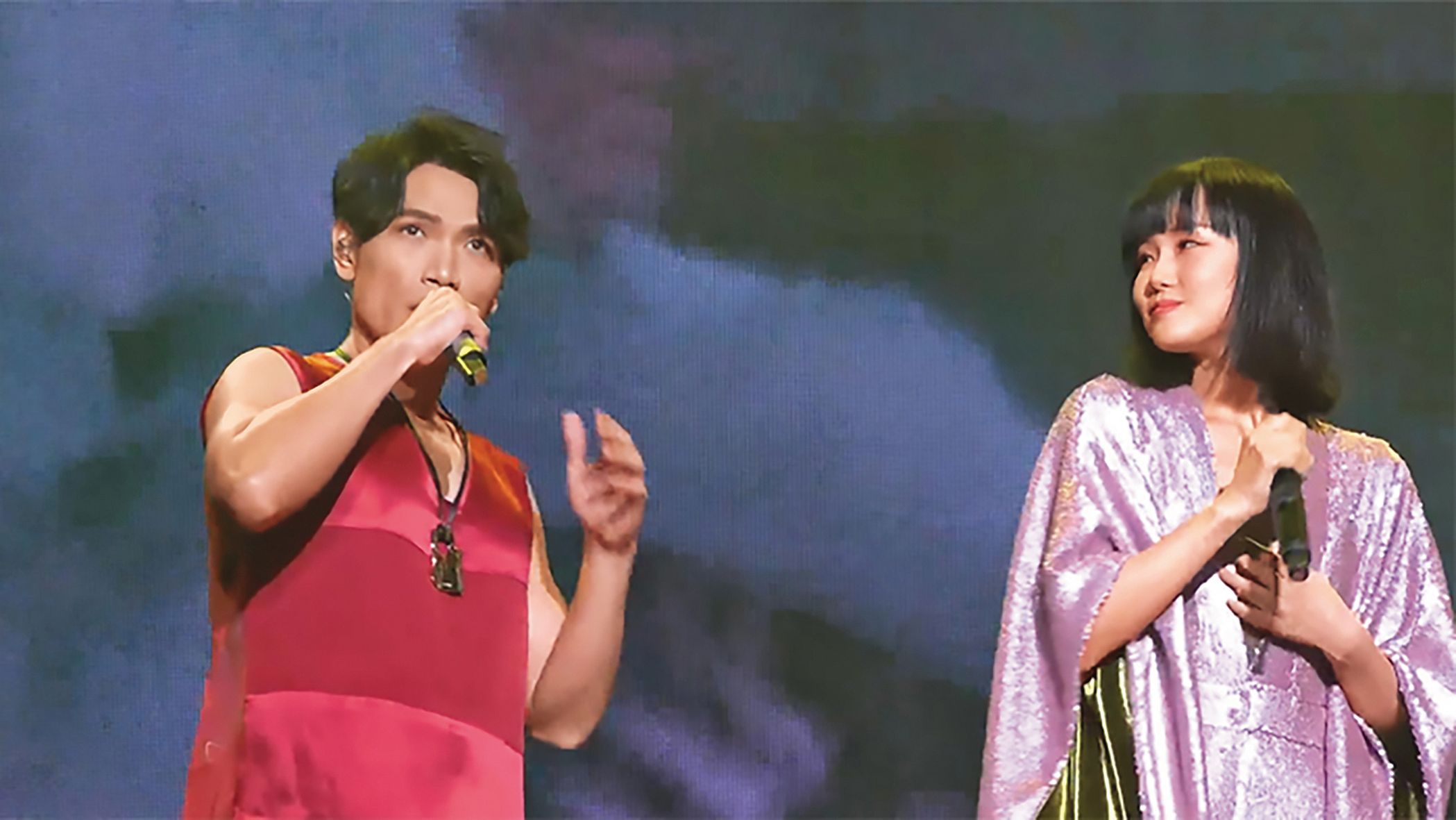 中國大陸歌手黃齡（右）的緋聞男友是楊宗緯（左），她透露兩人會一起旅行、吃素食，還會分享健身心得。（翻攝自微博）