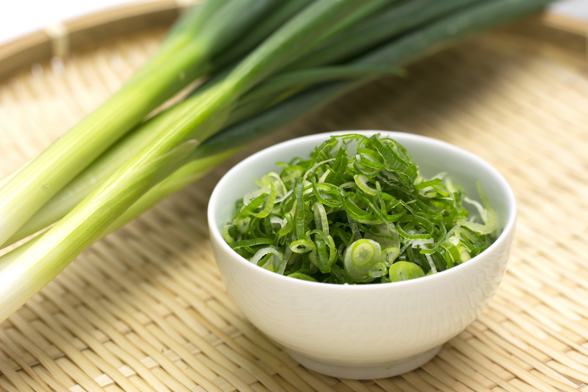 廖大乙表示，小雪過後可多把芹菜與蔥入菜，蔥象徵「聰明」，有助於提升抵抗力。（翻攝自photo-ac）