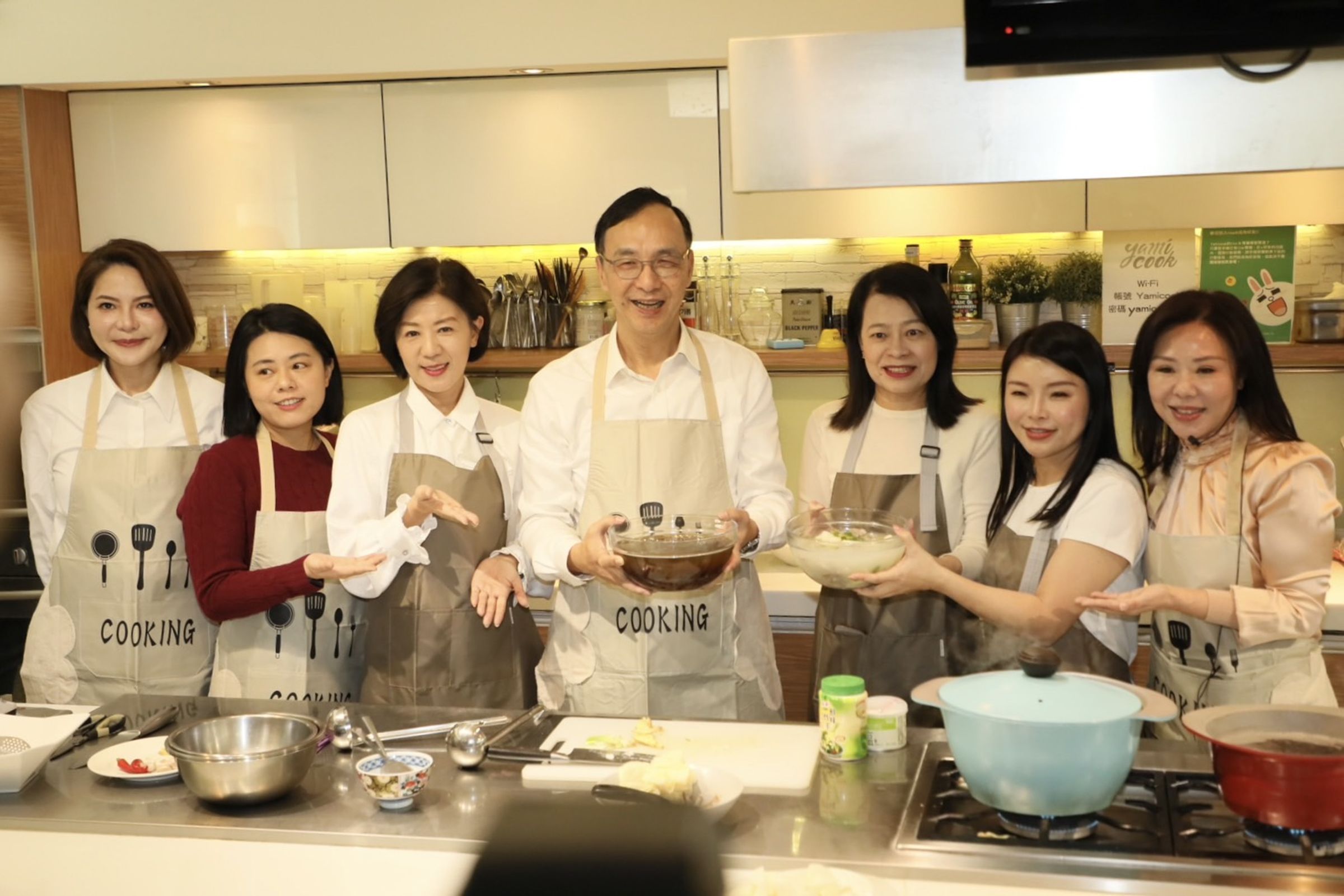 朱立倫參加38婦女節活動,烹飪山藥排骨湯與紅豆湯。(國民黨提供)