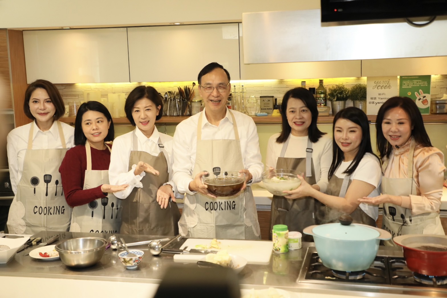 朱立倫參加38婦女節活動,烹飪山藥排骨湯與紅豆湯。(國民黨提供)