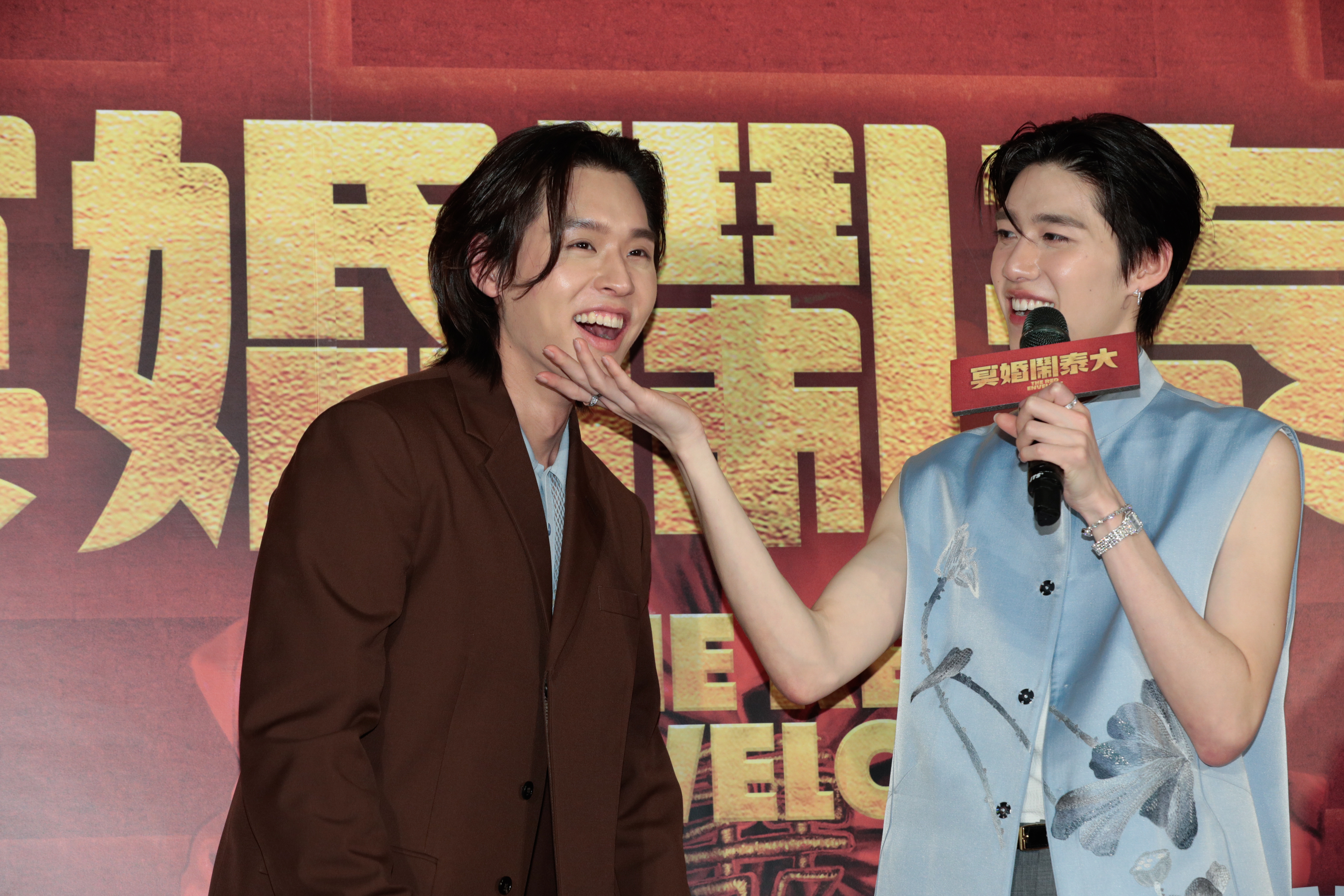 BKPP重現電影《冥婚鬧泰大》裡面的托下巴「嗚嗚」橋段。