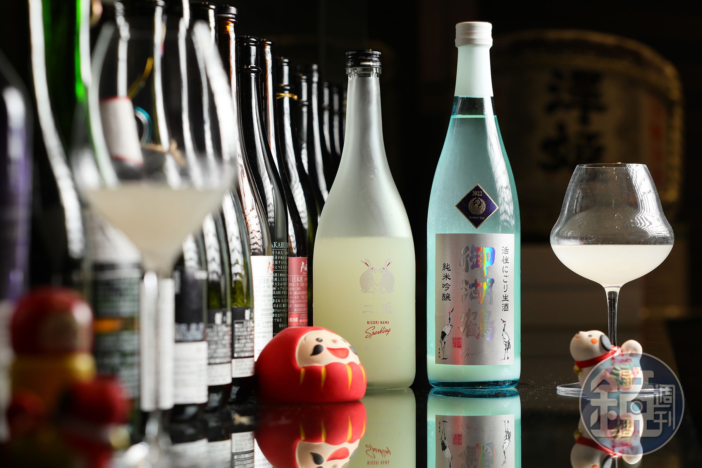 「二兔純米吟釀 雄町五十五 生 Sparkling」與「御湖鶴 純米吟釀 山惠錦 活性にごり生酒」（右，2,400元／720ml）在台灣都火紅。