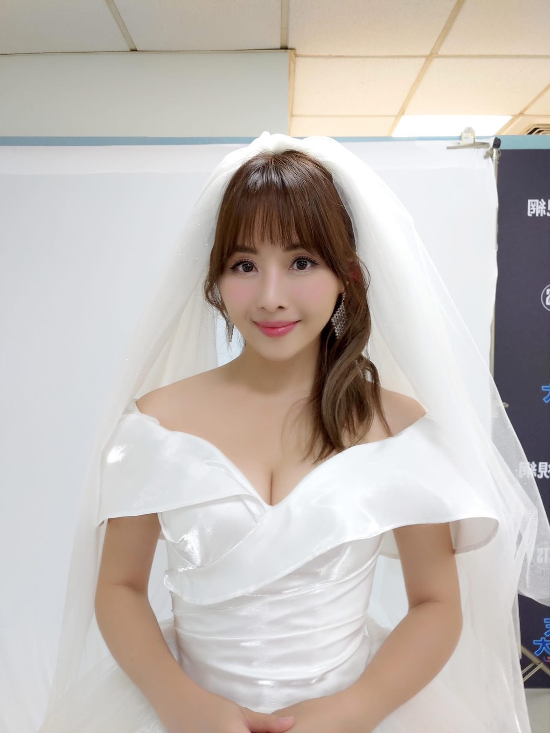 吳淑敏日前上節目敬業地穿婚紗演唱，心情複雜。臉書