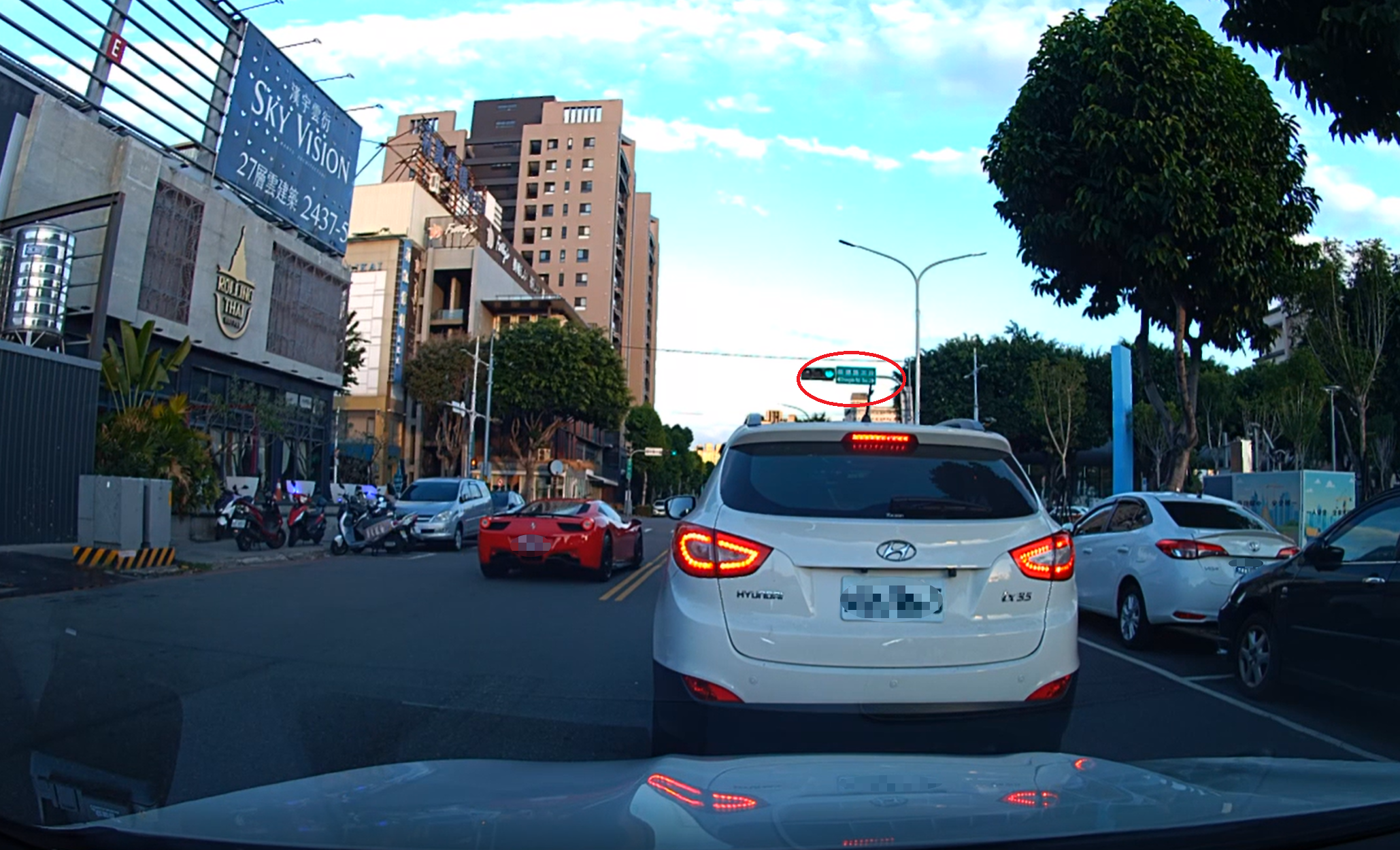 跨年當天下午將近5點，一輛法拉利不耐綠燈車流回堵，竟逆向往向衝至路口左轉。（翻攝自爆料公社）