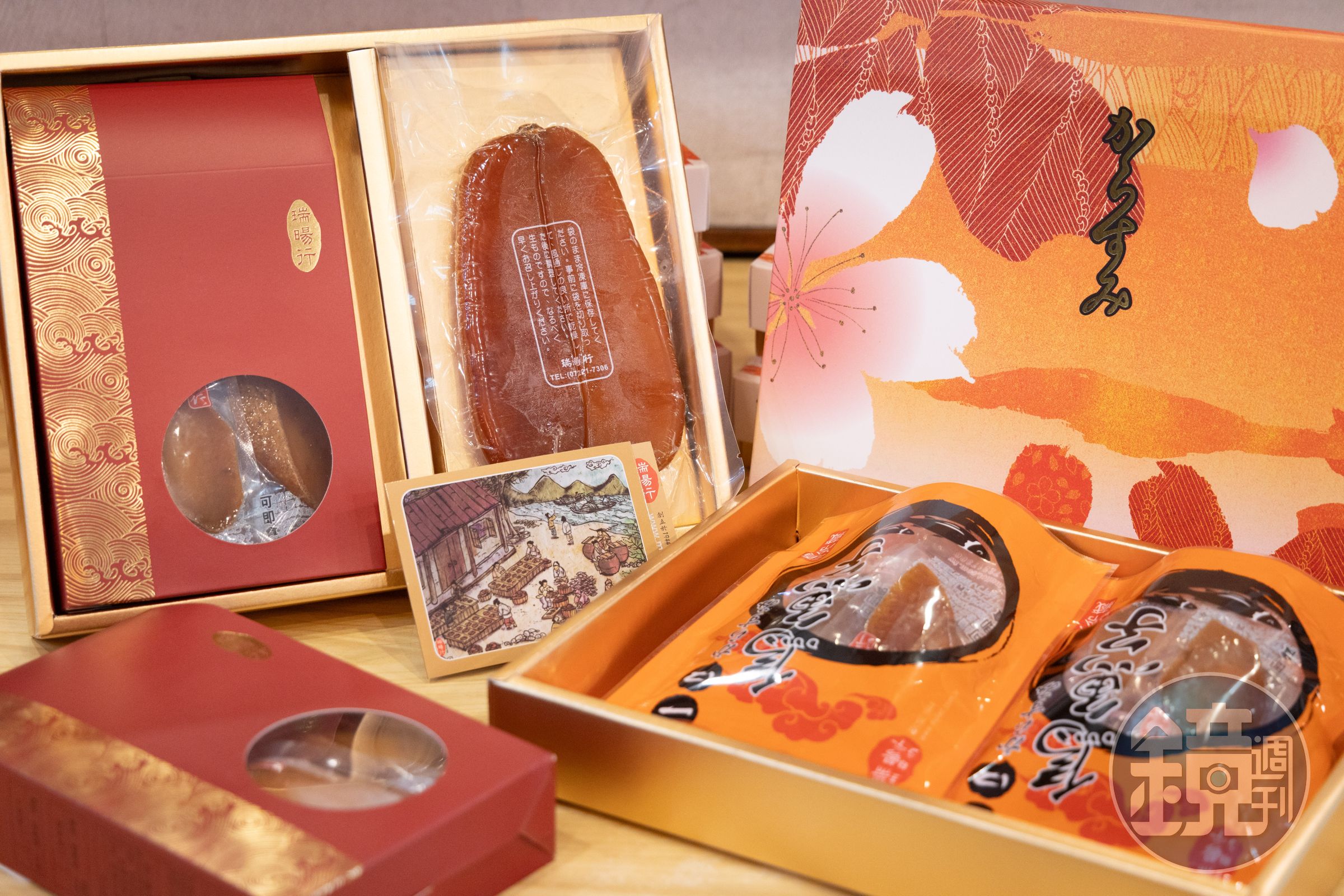 店內依斤兩與品質分級販售烏魚子，讓客人能依預算與用途挑選合適的年節禮盒。