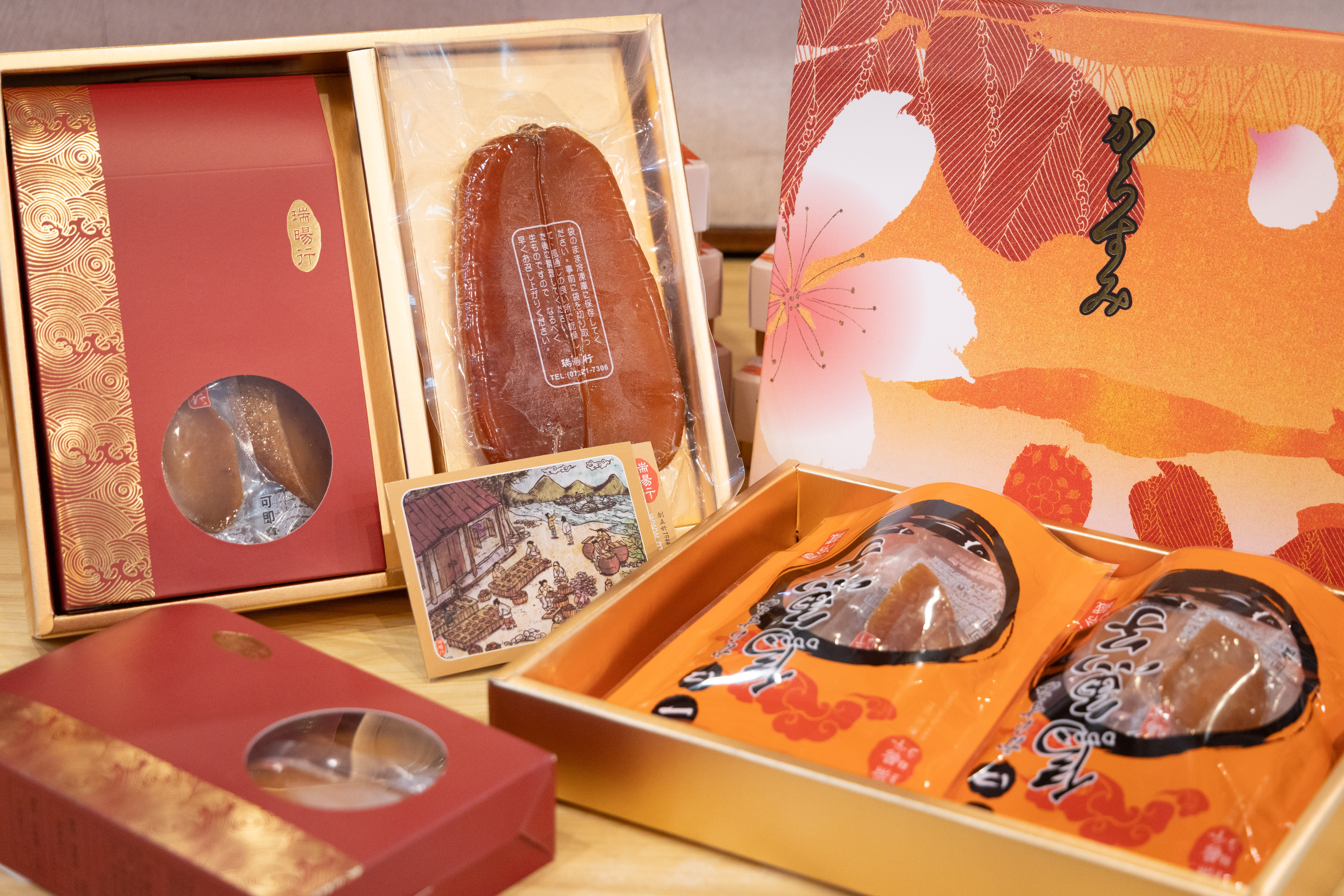 店內依斤兩與品質分級販售烏魚子，讓客人能依預算與用途挑選合適的年節禮盒。
