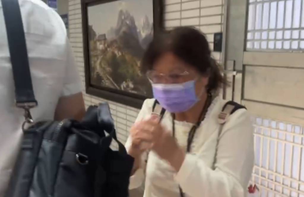 吳存金拱手求媒體不要再追她，她知道錯了。（讀者提供）