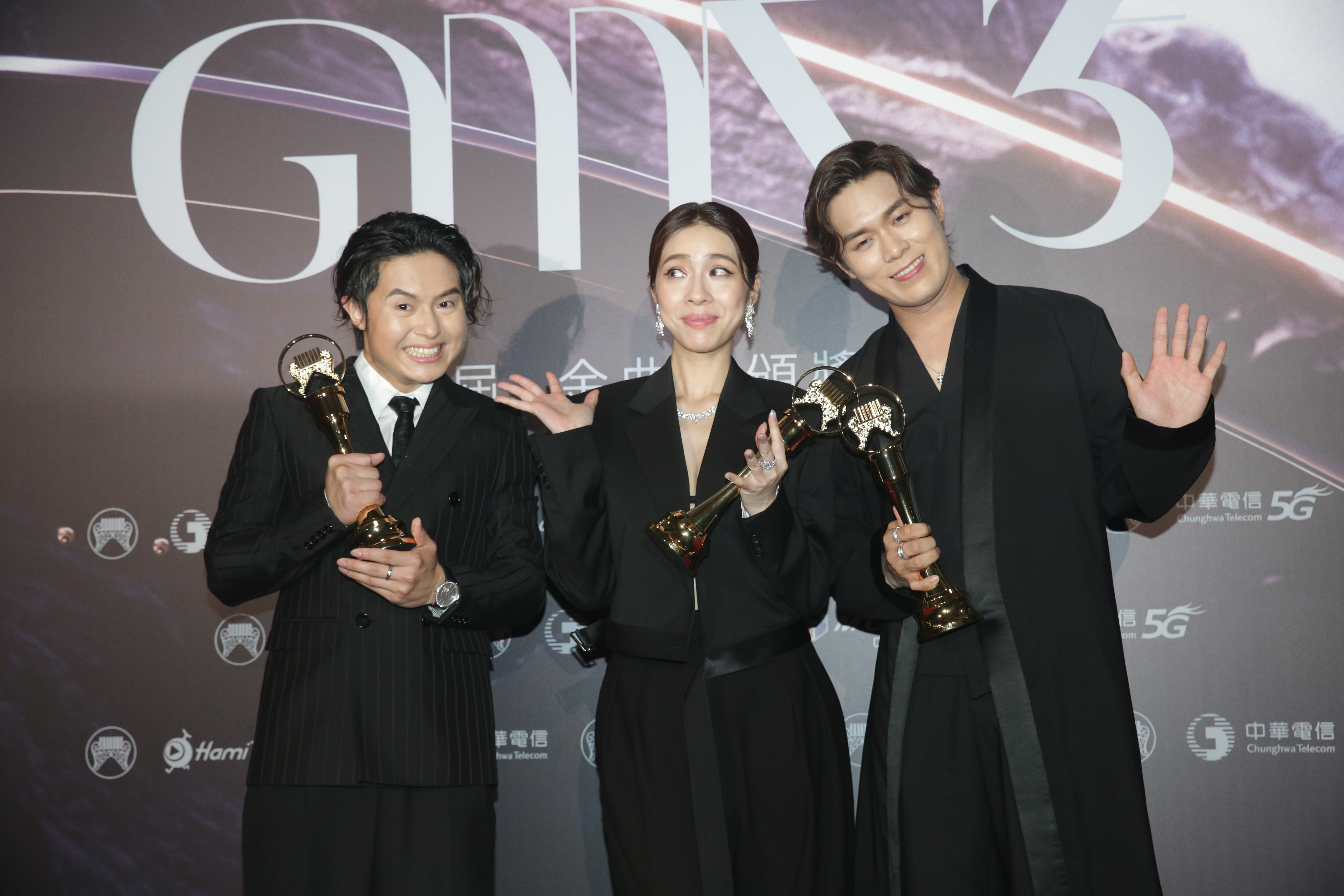 告五人憑〈又到天黑〉一舉奪得年度歌曲獎。