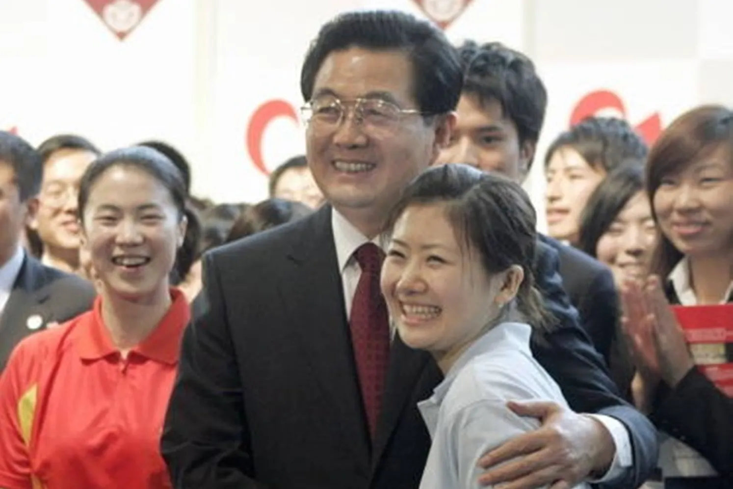 前中國國家主席胡錦濤遭爆料死訊，2008年他曾訪日與桌球名將福原愛切磋球技。（翻攝自X）