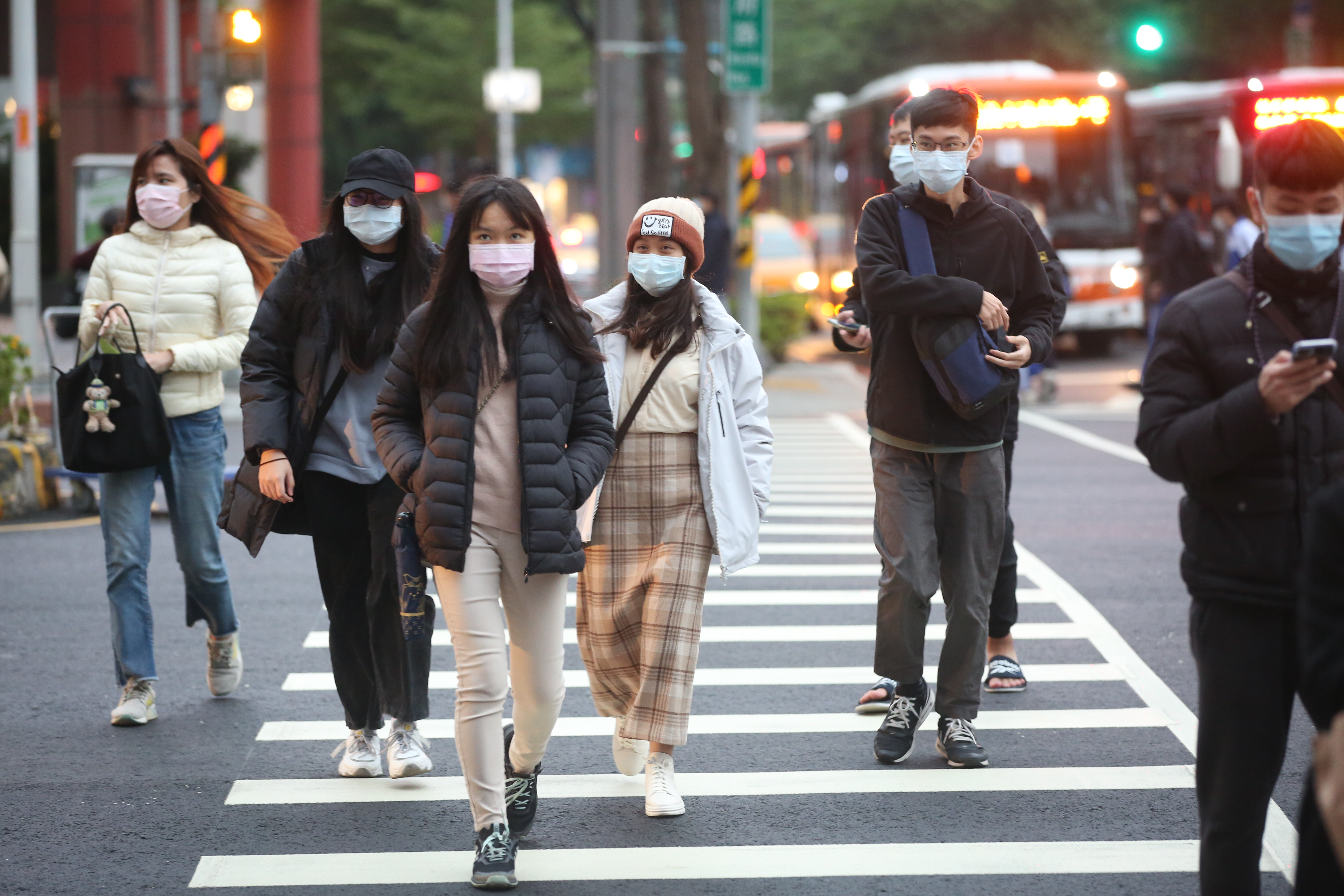 中央氣象署對北北基等12縣市發布低溫特報、15縣市陸上強風特報。（本刊資料照）