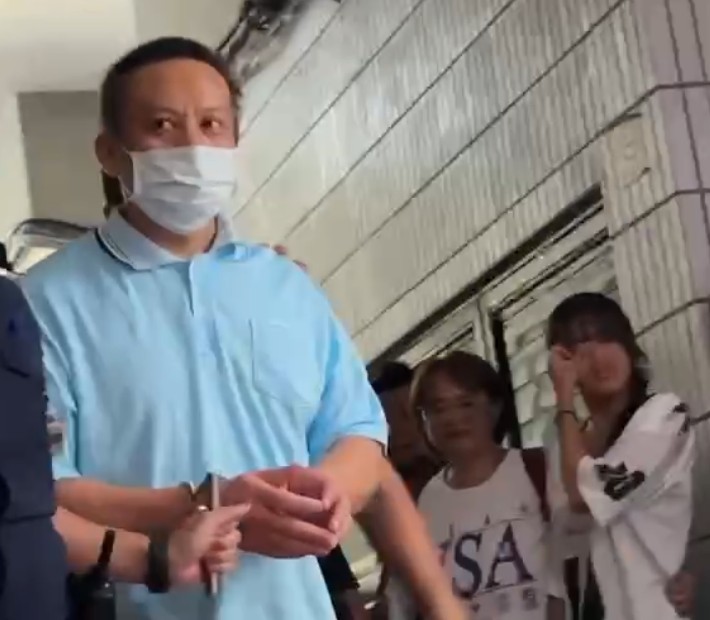 全家的女眷(右一)看到很久不見的全嫌戴手銬離開，頻拭淚哭泣。