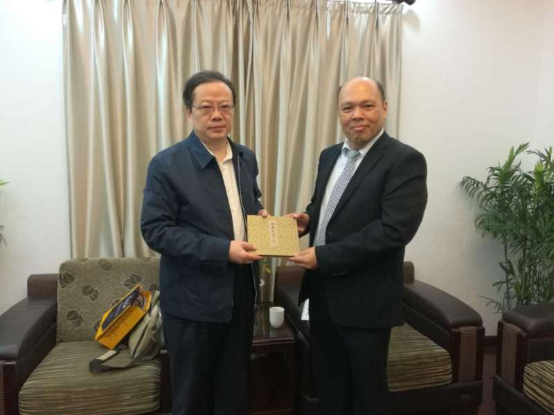 中國今日在北京召開「反分裂國家法實施20週年座談會」，會中的「台灣代表」由前國民黨大陸事務部主任、現任天津南開大學台灣政治研究中心主任的黃清賢（右）擔任。（翻攝自南京大學官網）