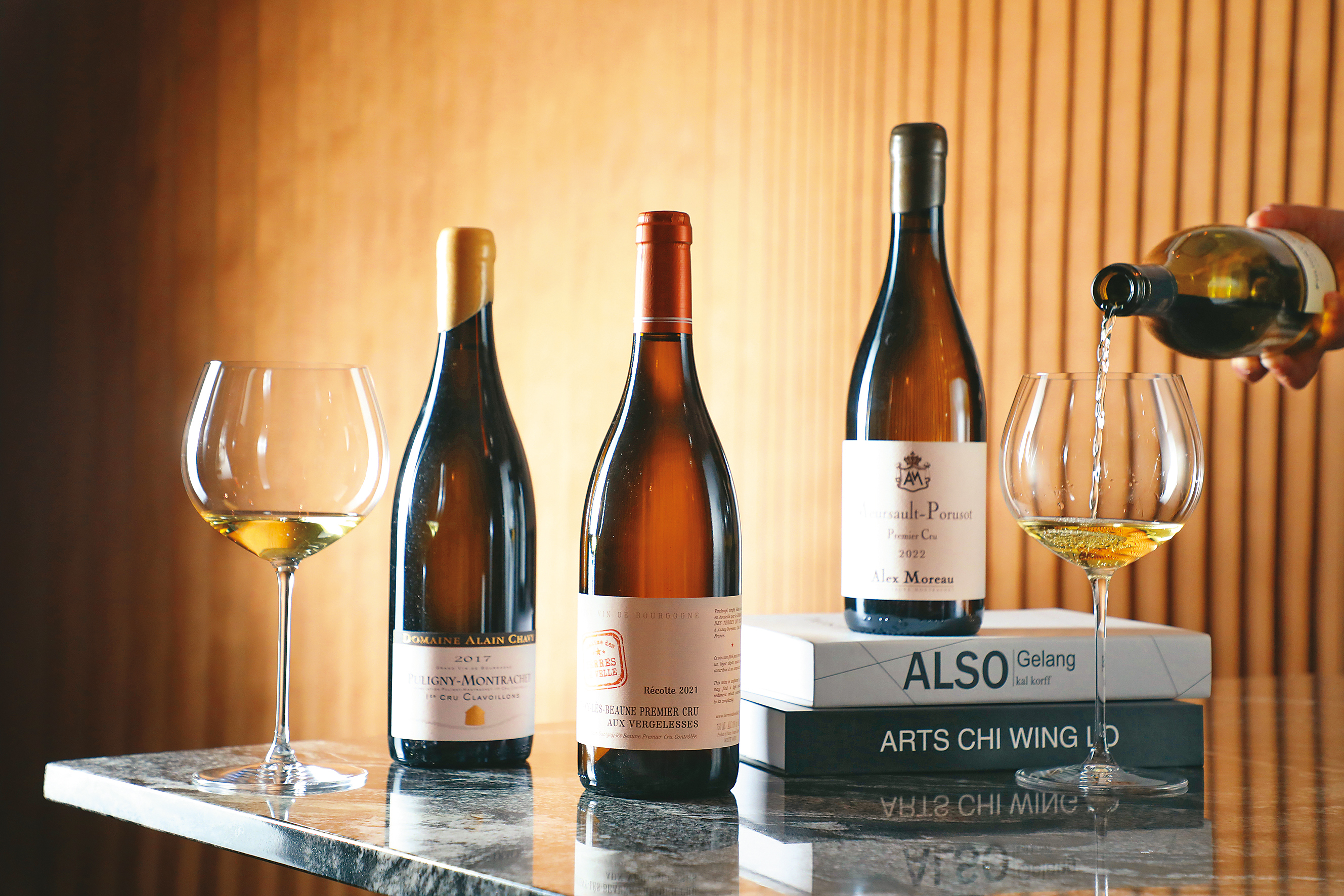 小玖館的白酒品項豐富，如「2022 Meursault 1er Cru, Porusot, Alex Moreau」（右，8,400元／瓶）、「2021 Savigny-lès-Beaune 1er Cru, Aux Vergelesses, Terres de Velle」（中，2,800元／瓶）、「2017 Puligny-Montrachet 1er Cru, Clavoillons, Alain Chavy」（左，4,600元／瓶）都很值得一嘗。