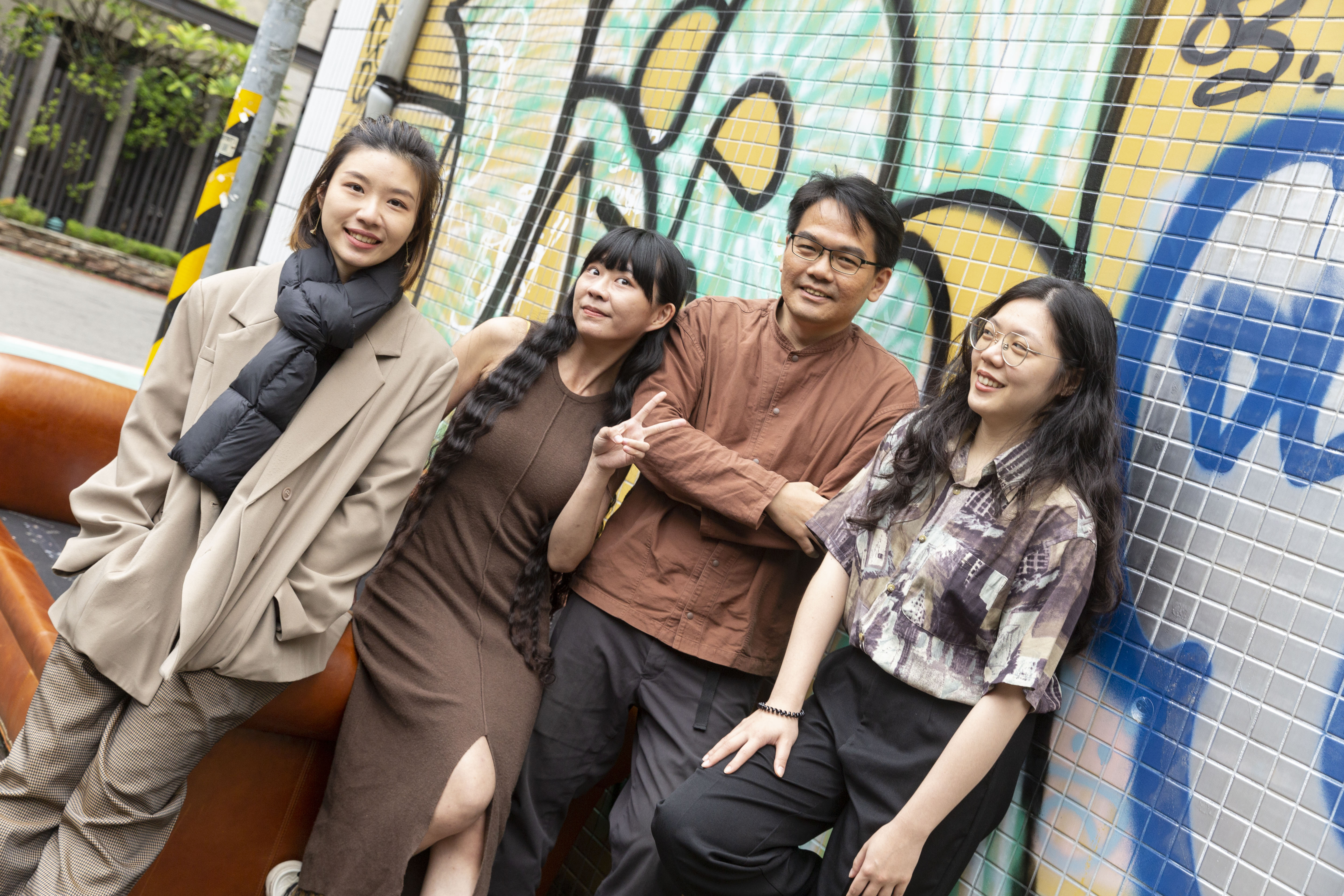 聚場文化執行長周得豪（右2）攜手編劇何安妘（左2）及漫畫家盧琪婷（左1）、Ning Lu（右1）等創作者共同打造《微醺島之味》。