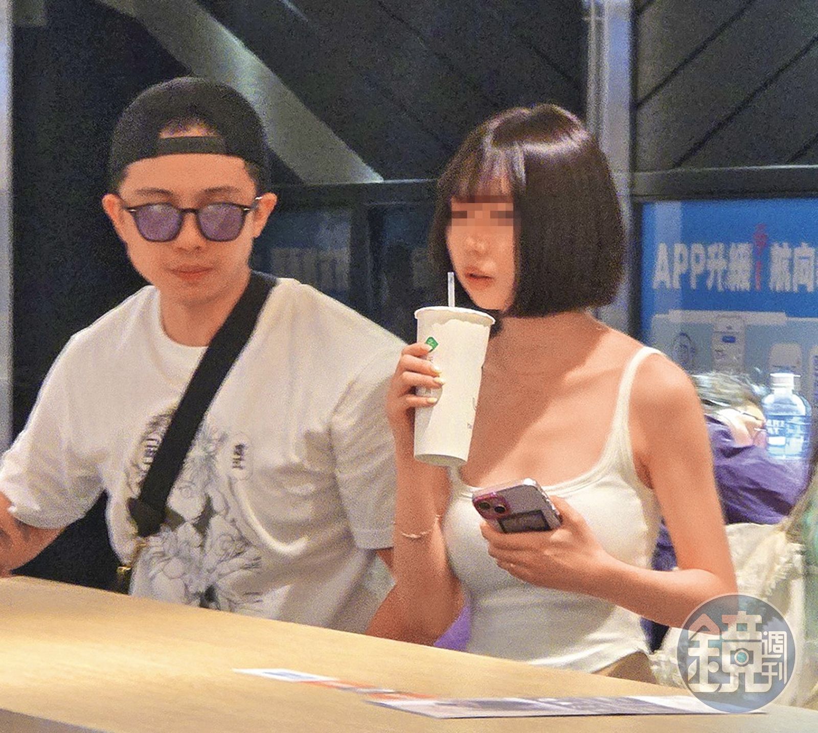 7/25 17：01 孫安佐（左）陪素人女友（右）喝著剛買的飲料，相處悠閒自在