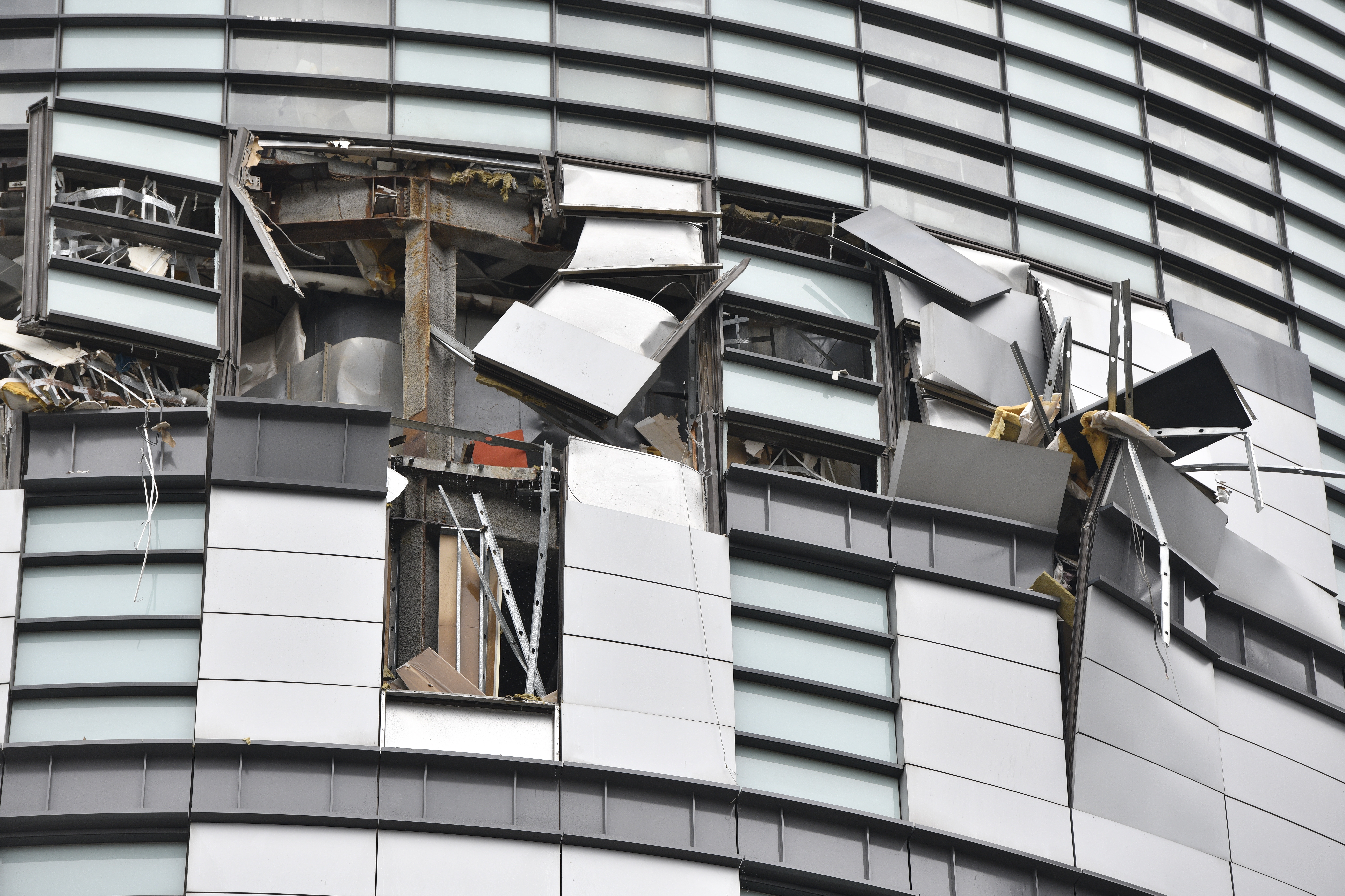 台中新光三越12樓今午間發生嚴重氣爆事故。