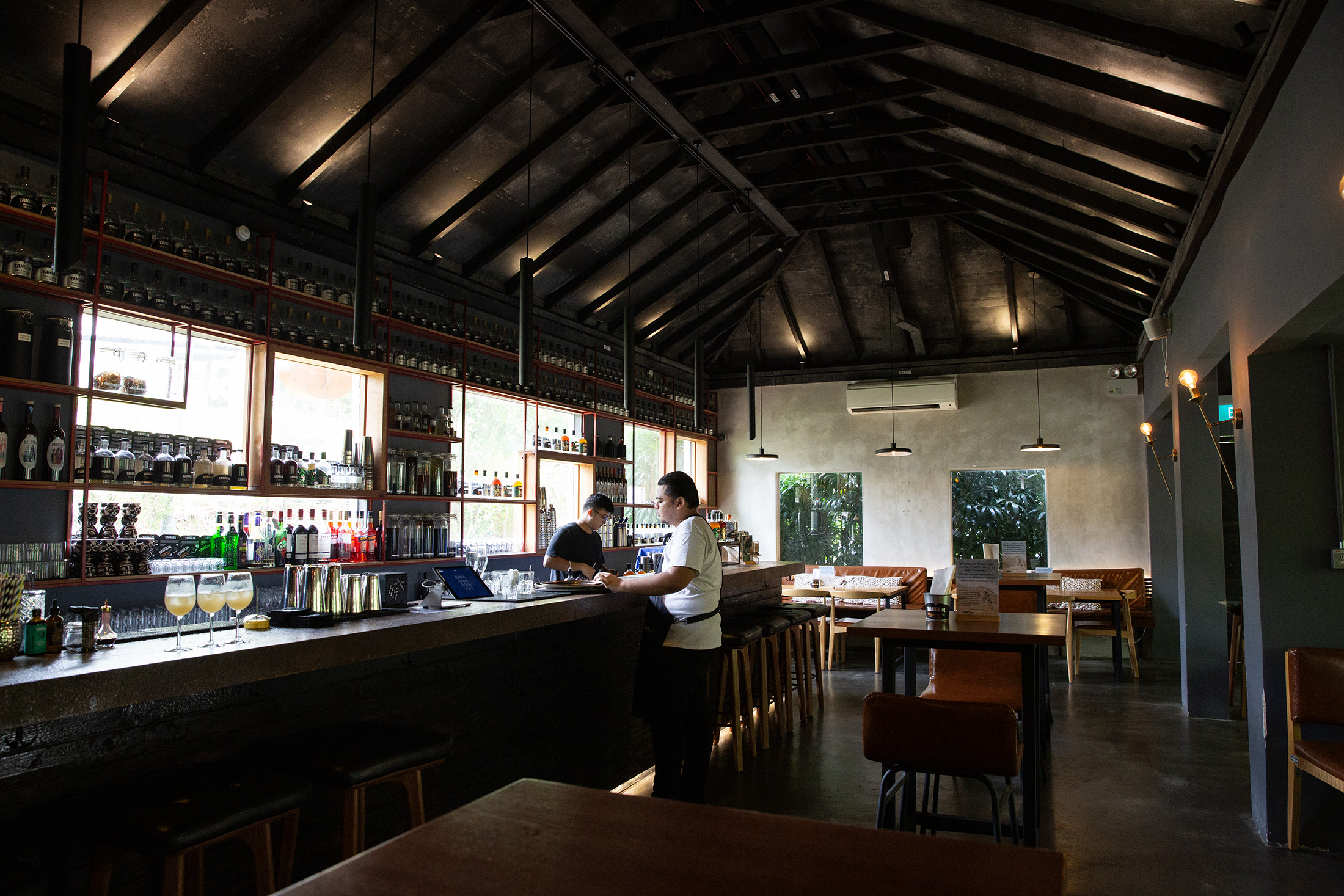 Tanglin Gin位於登布西山（Dempsey Hill），這裡不只有蒸餾廠，也是一間酒吧與餐廳。