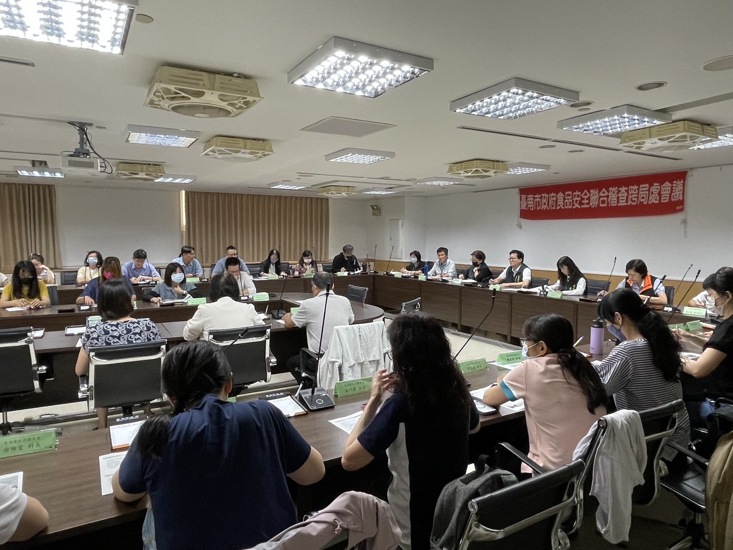 南市府今（27）日上午召開食安會議，強化後市場及餐桌端管理。（台南市府提供）
