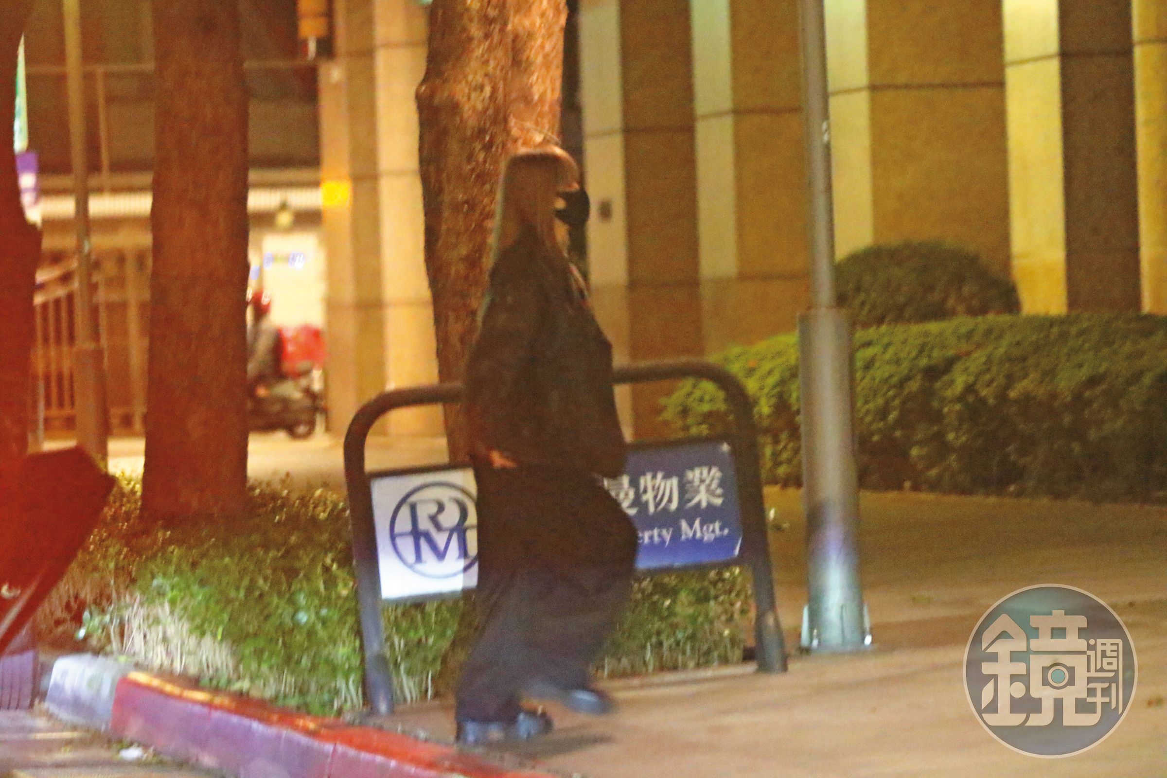 1/29  00：56 王心凌先行下了計程車，看來步伐輕快而且直奔家門。