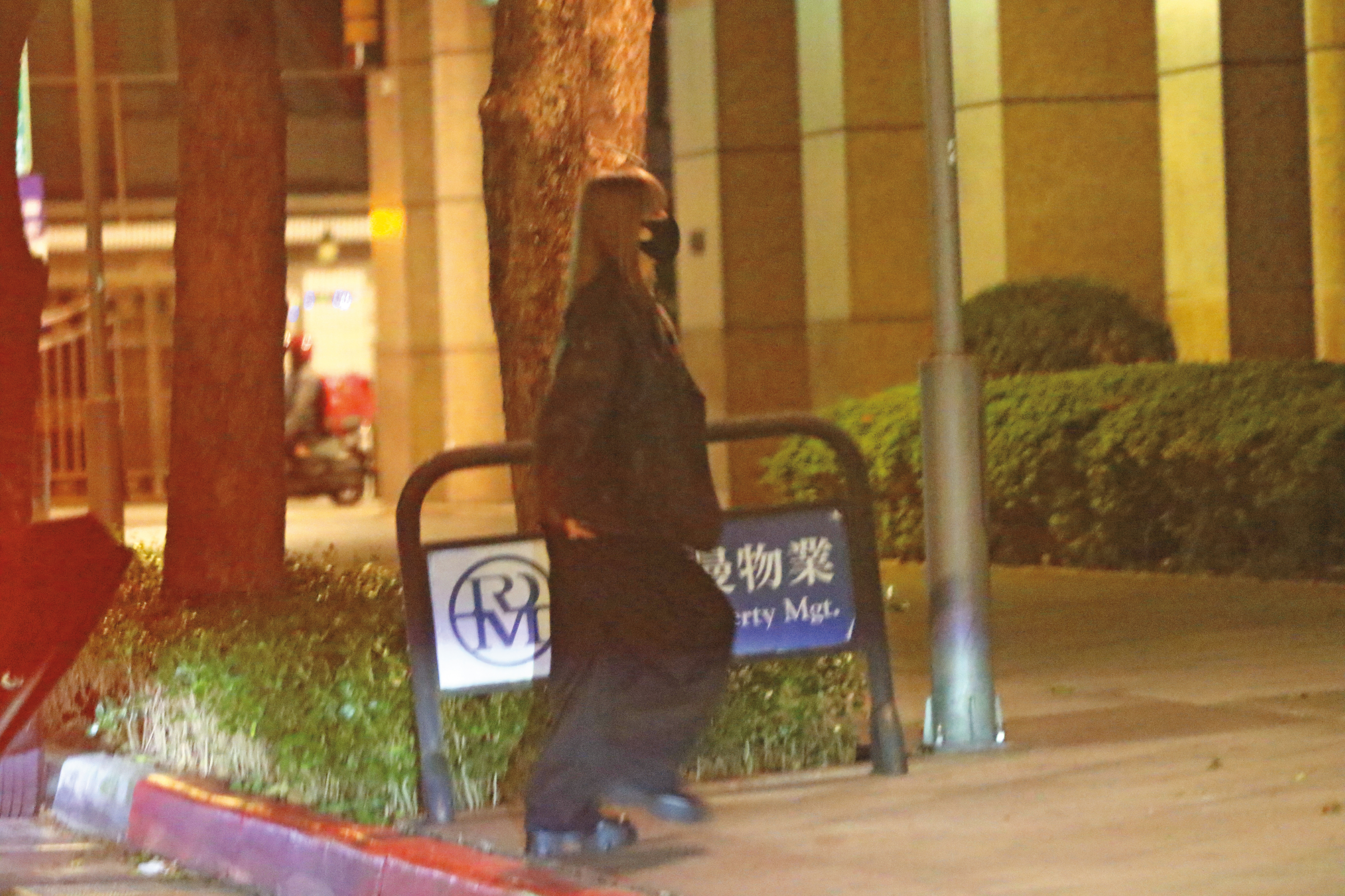 1/29 00:56 王心凌先行下了計程車,看來步伐輕快而且直奔家門。