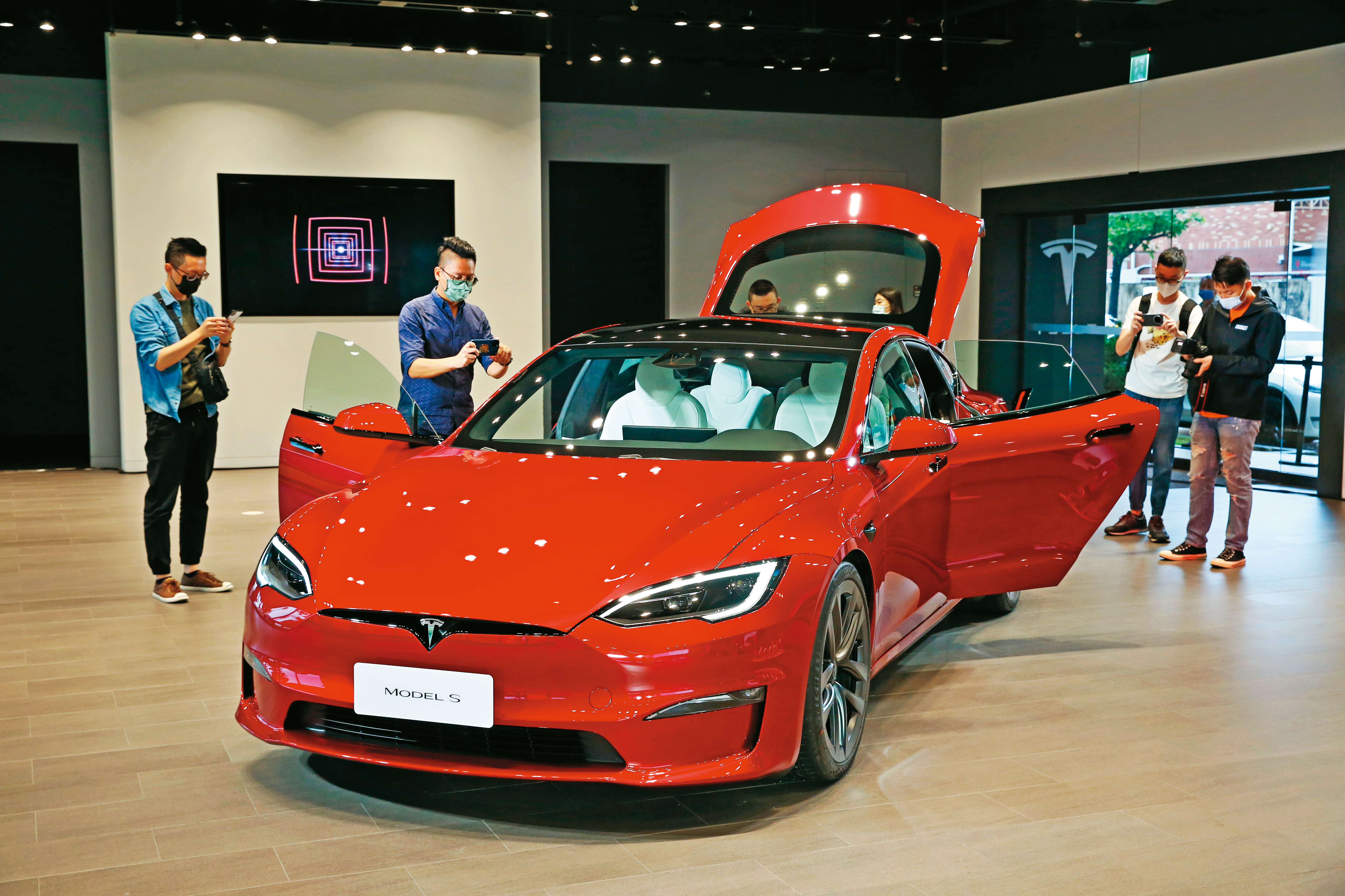 受庫存上升影響，特斯拉持續調降產品售價，並提供7年汽車貸款，試圖刺激銷售量。