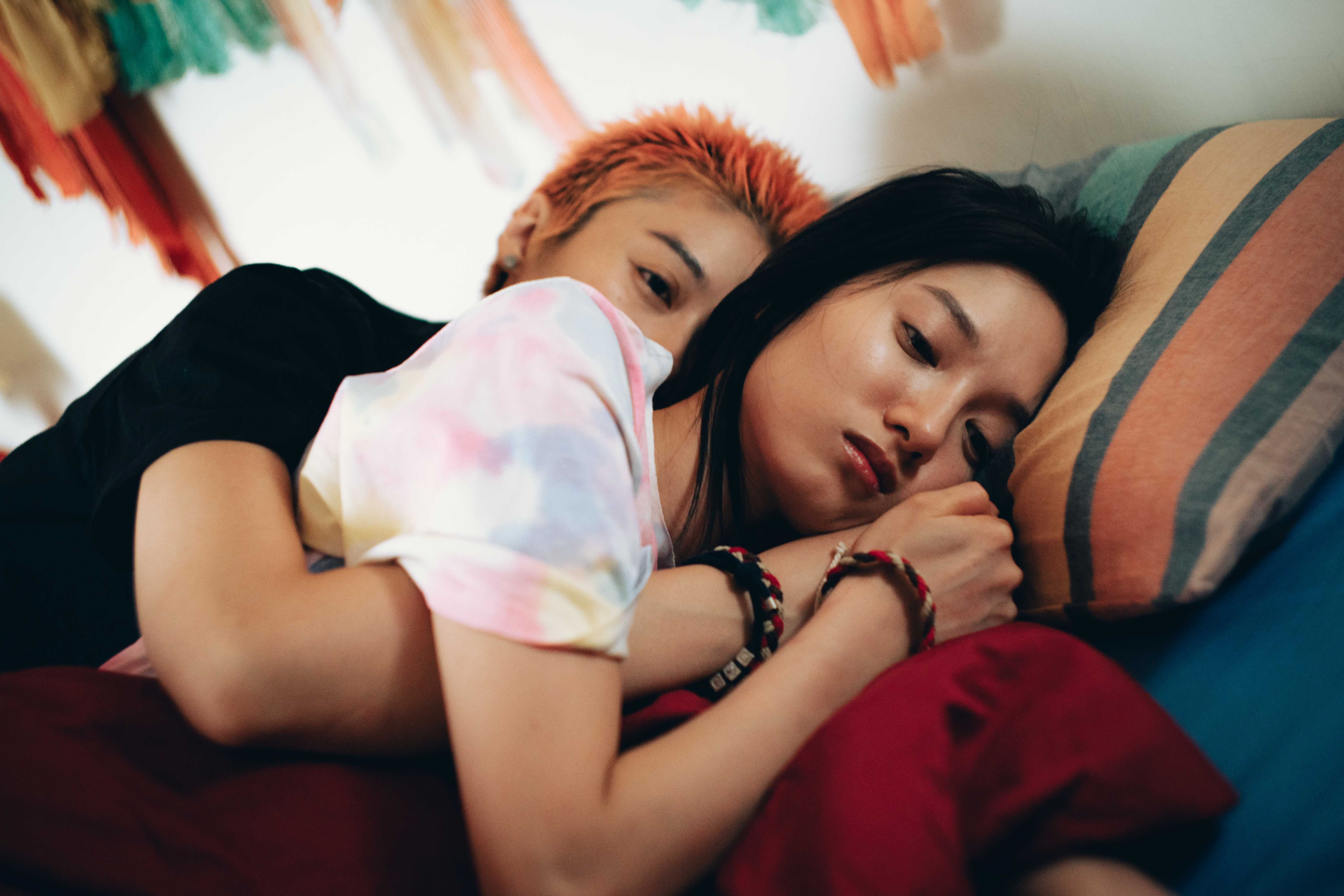 鄧濤（左）以《女孩不平凡》獲「香港電影導演會」最佳新演員，右為韓寧。（綺影映畫提供）