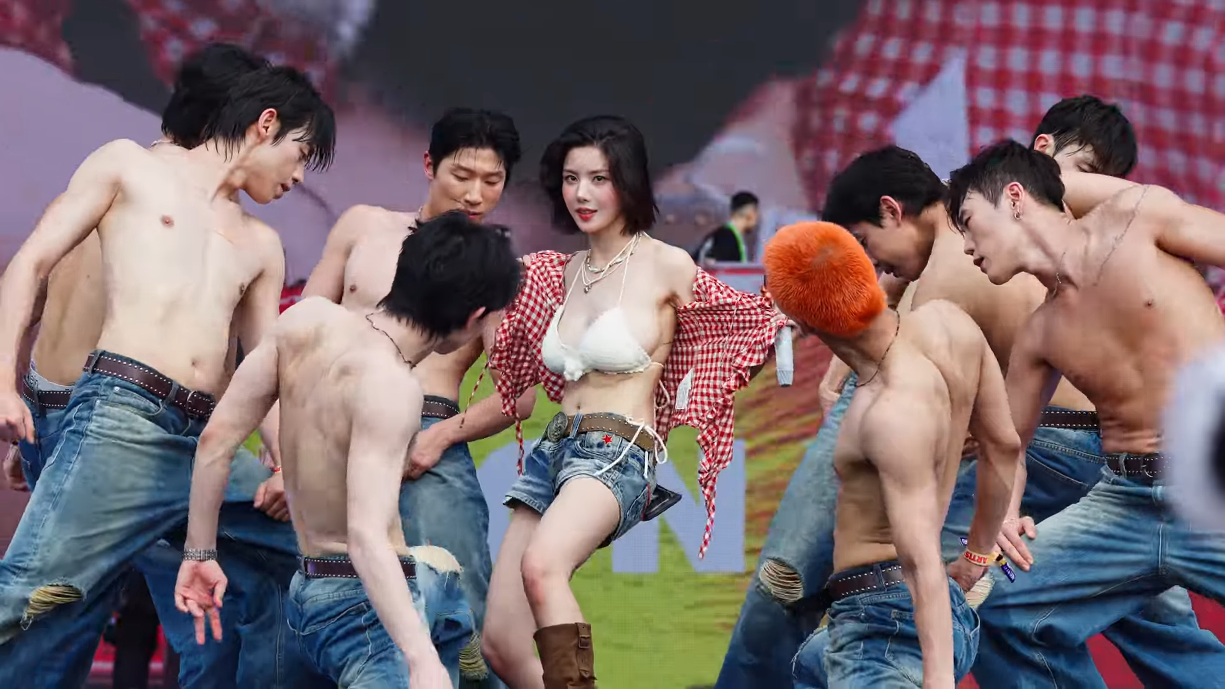韓星權恩妃今年在《WATERBOMB FESTIVAL》壓軸演出,性感表演令網友鼻血狂噴。(翻攝自推特)