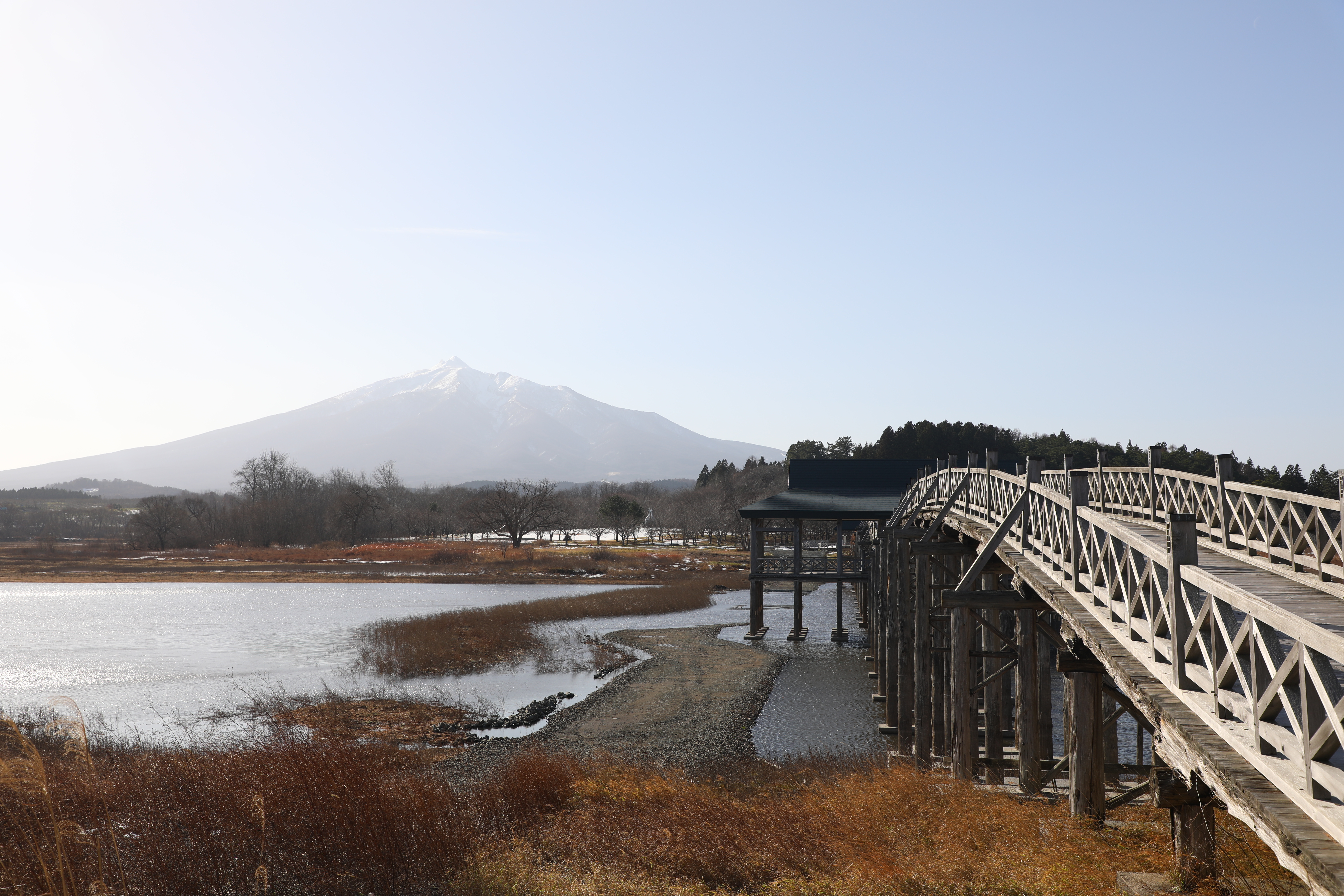 鶴舞橋的所有建造數據都與日本吉祥數字3有關,因而被視為能量景點。