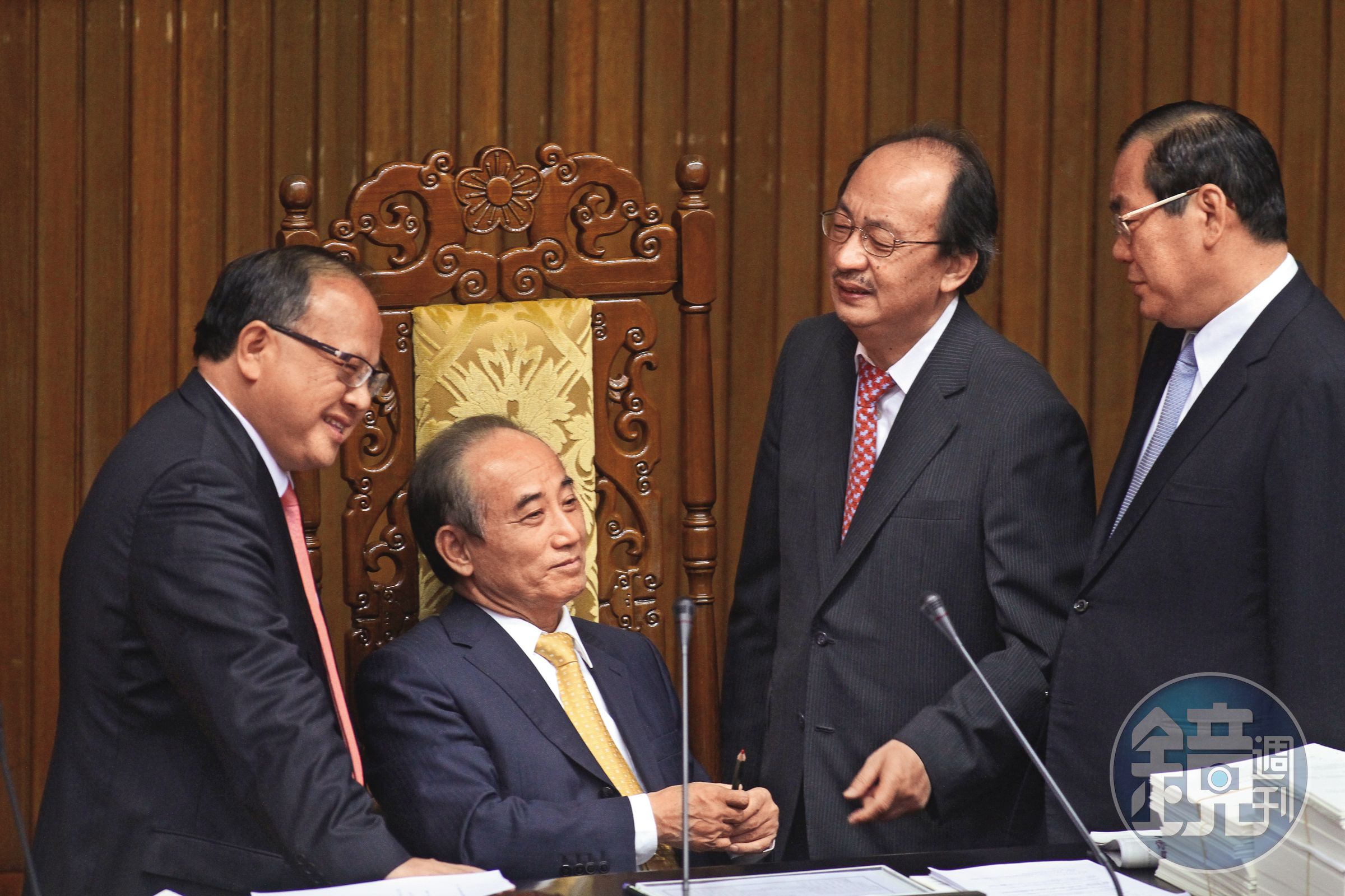 國民黨籍的前立法院長王金平（左2）被封為「喬王」，民進黨籍的柯建銘（右2）功力也不遑多讓。