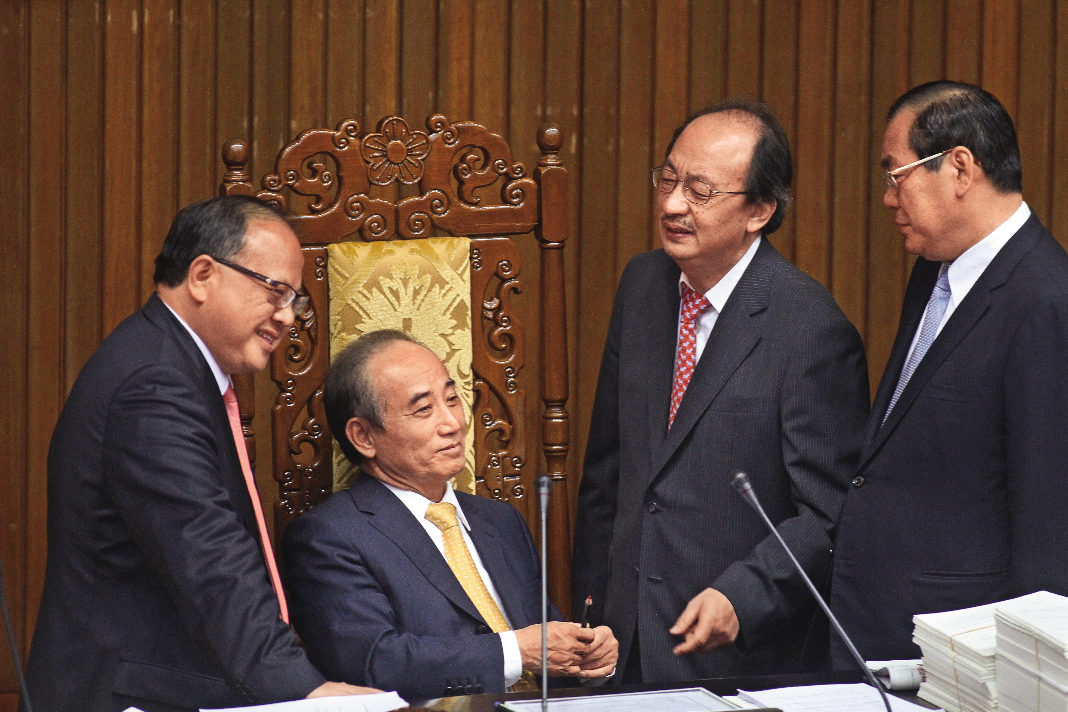 國民黨籍的前立法院長王金平（左2）被封為「喬王」，民進黨籍的柯建銘（右2）功力也不遑多讓。