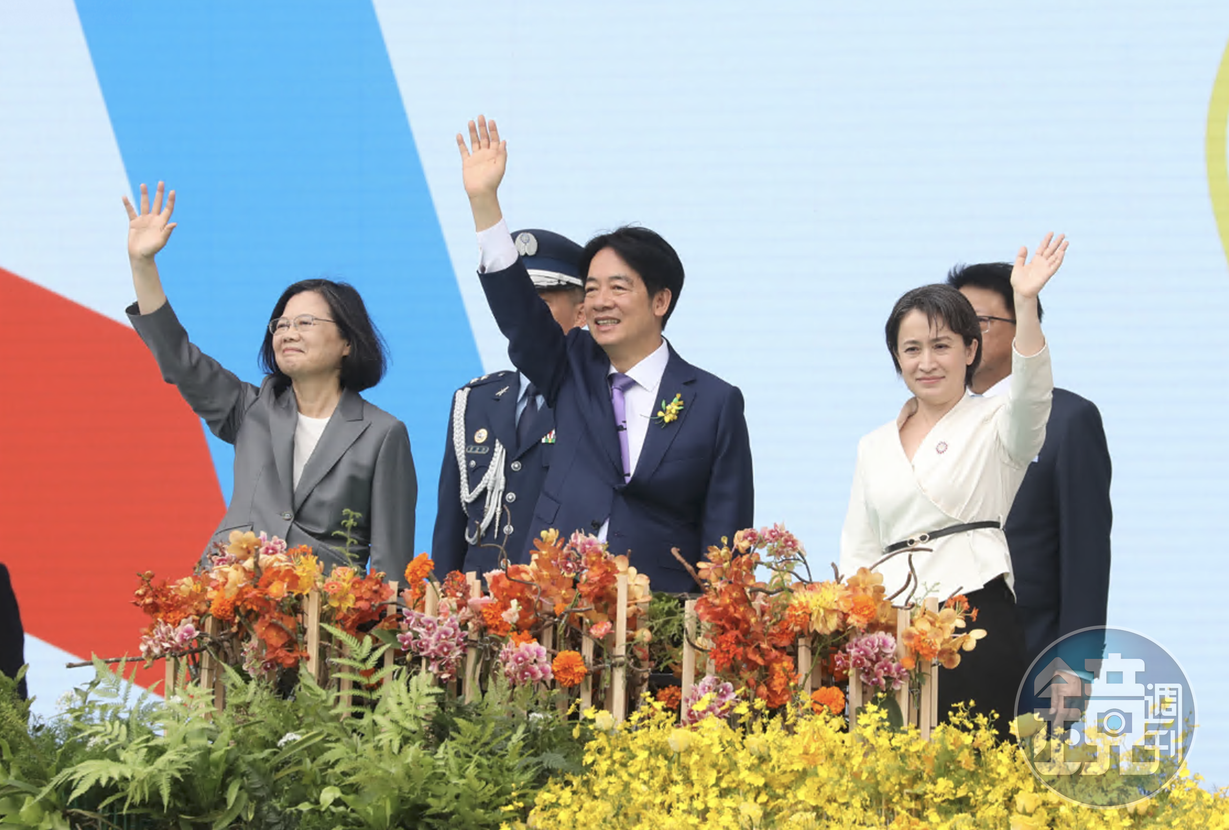蔡英文(左起)、賴清德、蕭美琴現身大典主舞台,向民眾揮手致意。