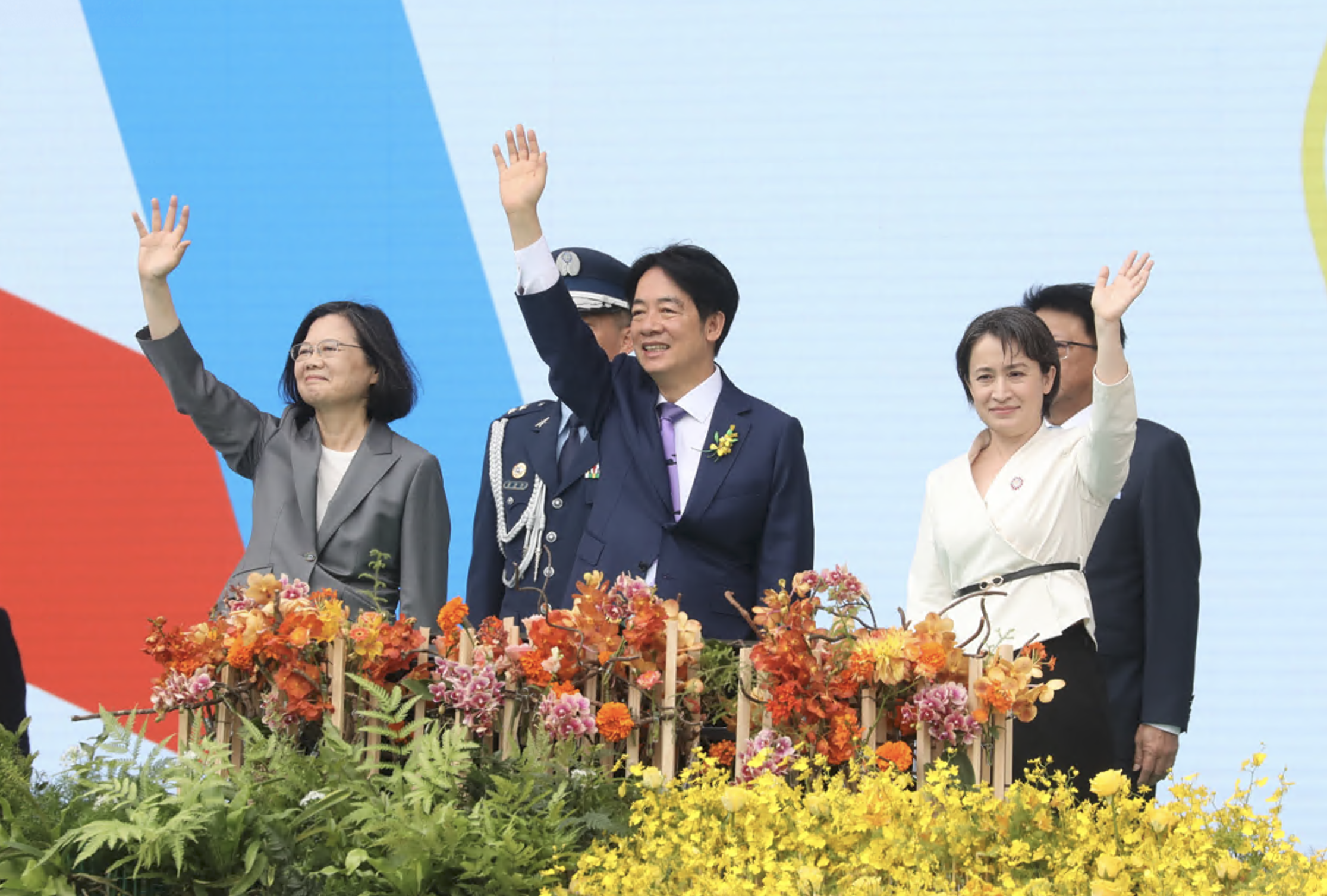 蔡英文（左起）、賴清德、蕭美琴現身大典主舞台，向民眾揮手致意。