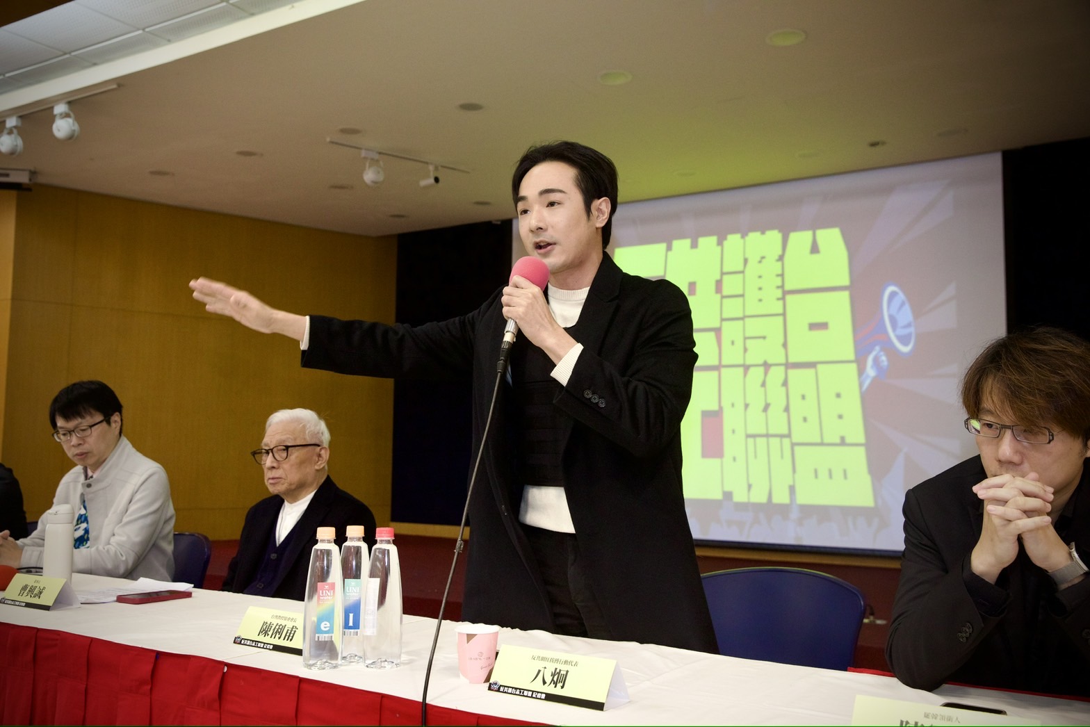 來自花蓮的網紅「八炯」代表花蓮罷免團體出席，他呼籲民眾應多去花蓮支持罷免傅崐萁店家消費，讓支持罷免傅崐萁的力量更加強大。