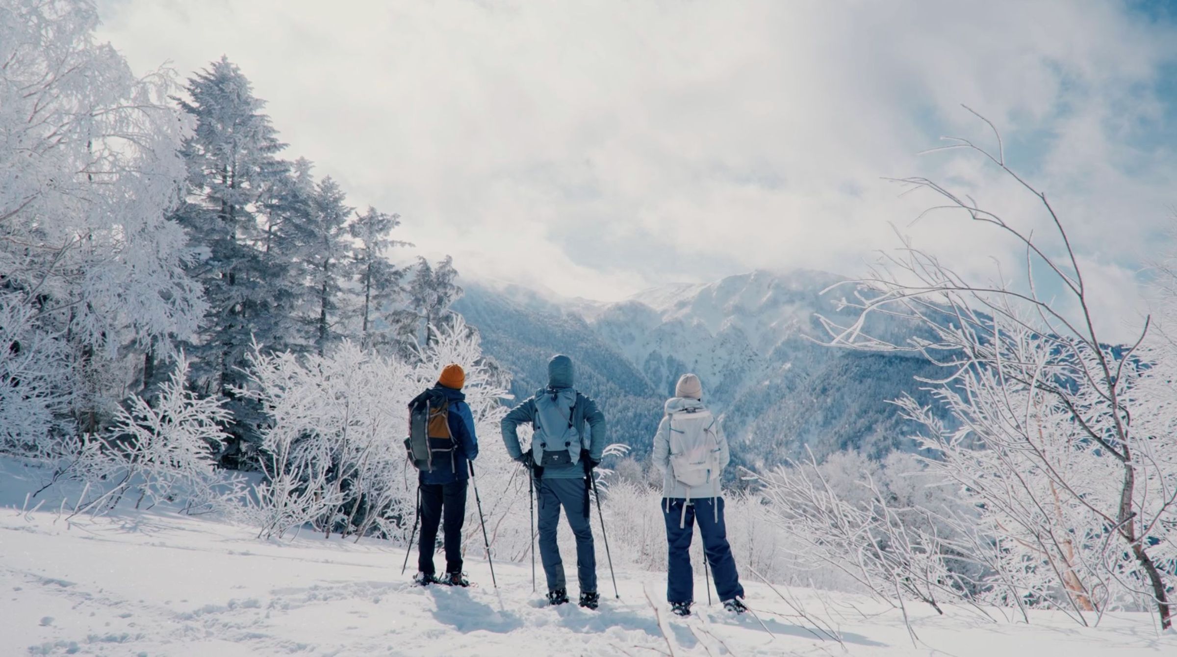 中部山岳國家公園距離界奧飛驒所在的平湯溫泉不遠,只要租借雪鞋、雪杖、防雪套,就能走進蓬鬆柔軟的積雪中,遠眺北阿爾卑斯的穗高連峰、笠岳與乘鞍岳。(界奧飛驒提供)