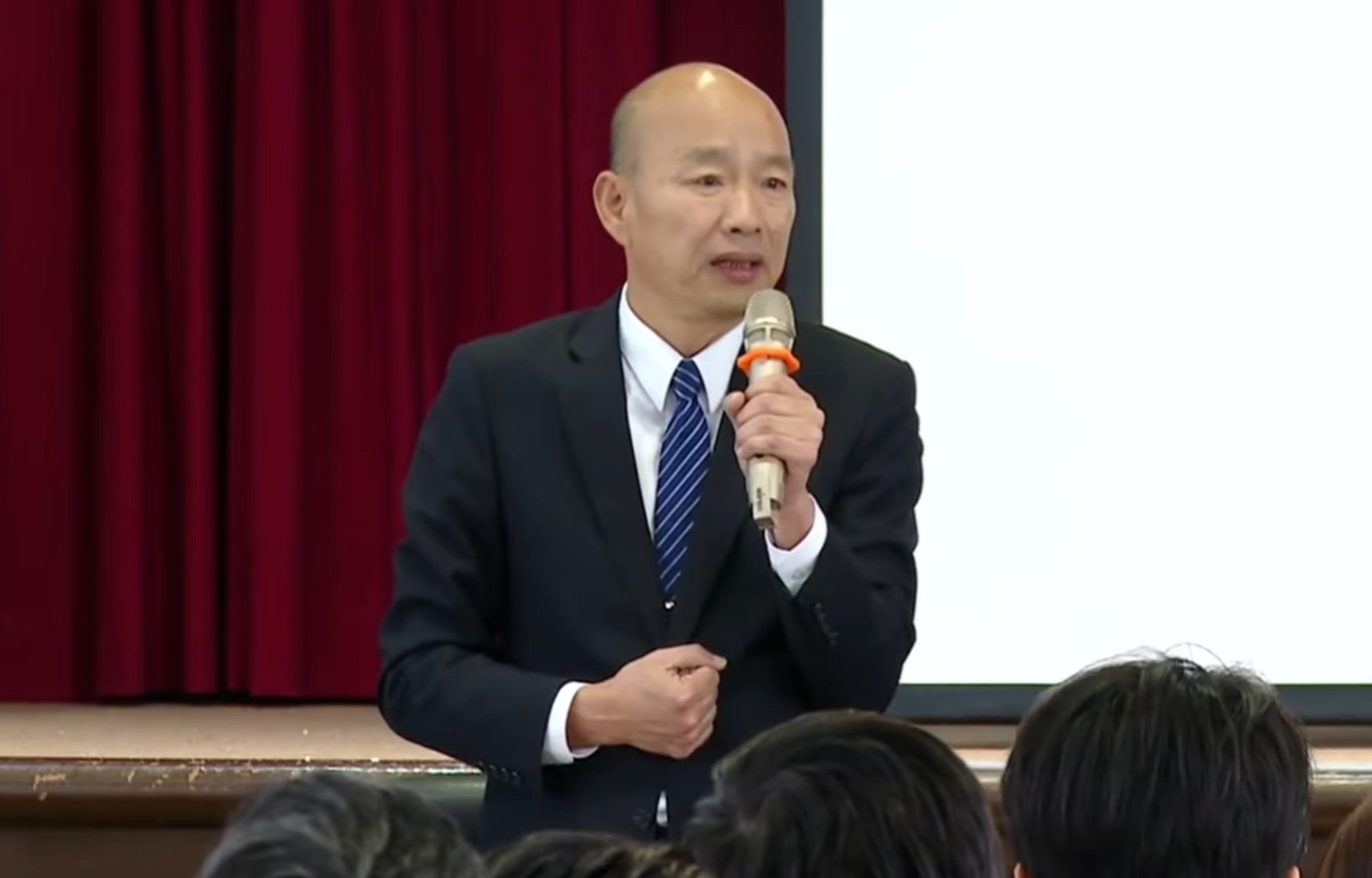 韓國瑜用清朝貼加官的故事，示警國民黨團要注意有沒有「窒息危機」，不要判斷錯誤讓自己四面楚歌。（鏡新聞）