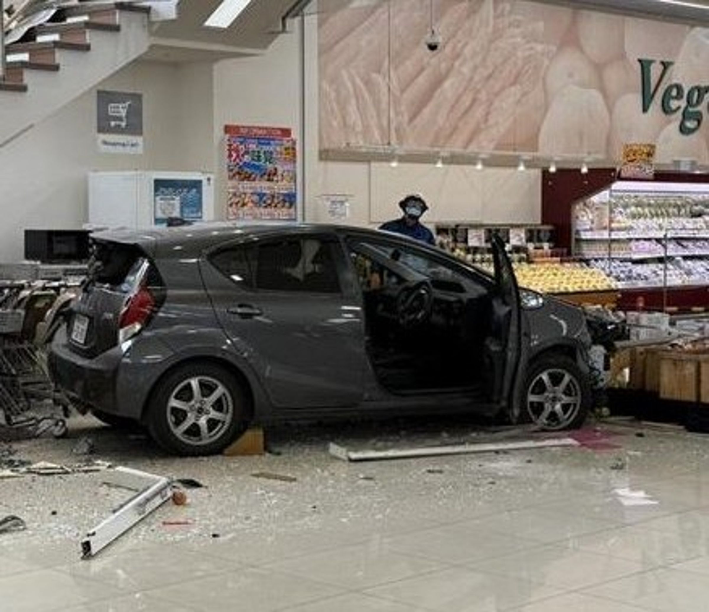 日本北海道一家超市竟有1輛汽車從2樓屋頂停車場,沿著樓梯一路暴衝至1樓的賣場蔬果區。(翻攝自X@kokokara_news)